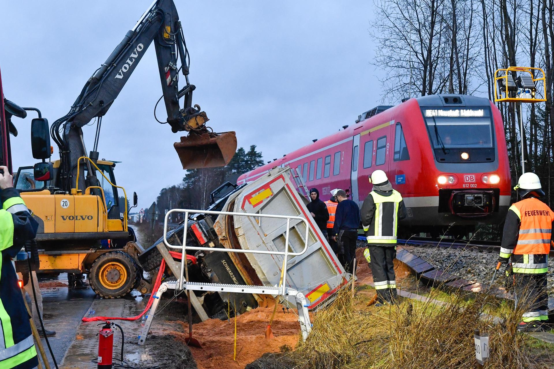 Die Züge konnten an der Unfallstelle weiterhin fahren, nur dementsprechend langsam, um die Helfer nicht zu gefährden.  (Bild: Petra Hartl)