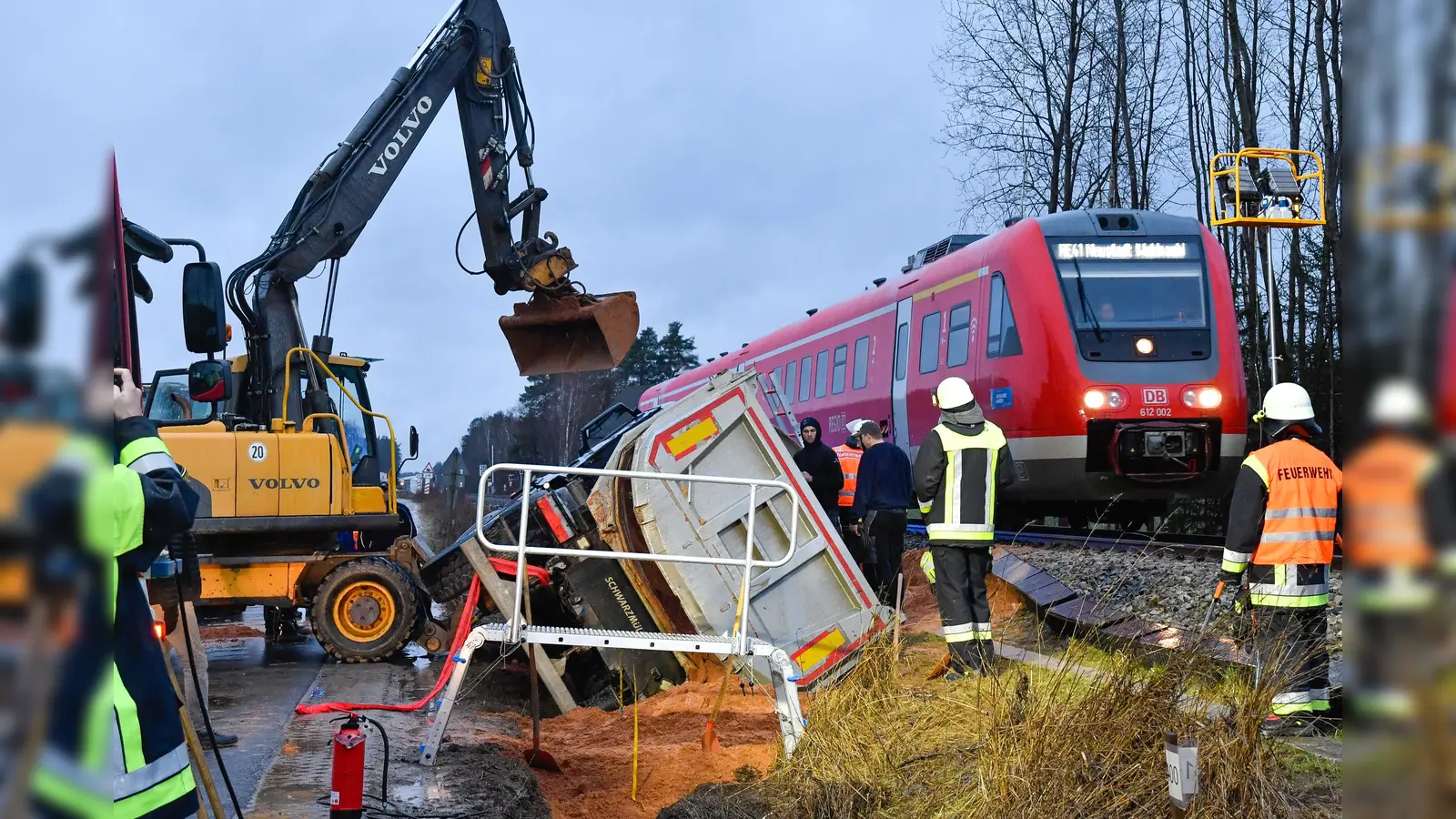 Die Züge konnten an der Unfallstelle weiterhin fahren, nur dementsprechend langsam, um die Helfer nicht zu gefährden.  (Bild: Petra Hartl)