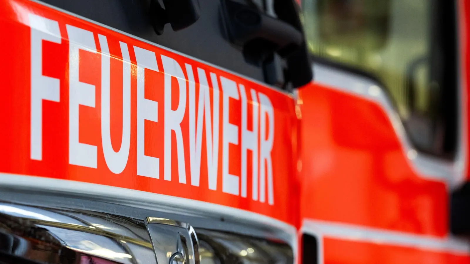 In Amberg ist eine ölhaltige Flüssigkeit in die Vils gelangt. Die Feuerwehr errichtete eine Ölsperre, um die Ausbreitung zu verhindern. (Symbolbild: Marijan Murat/dpa)