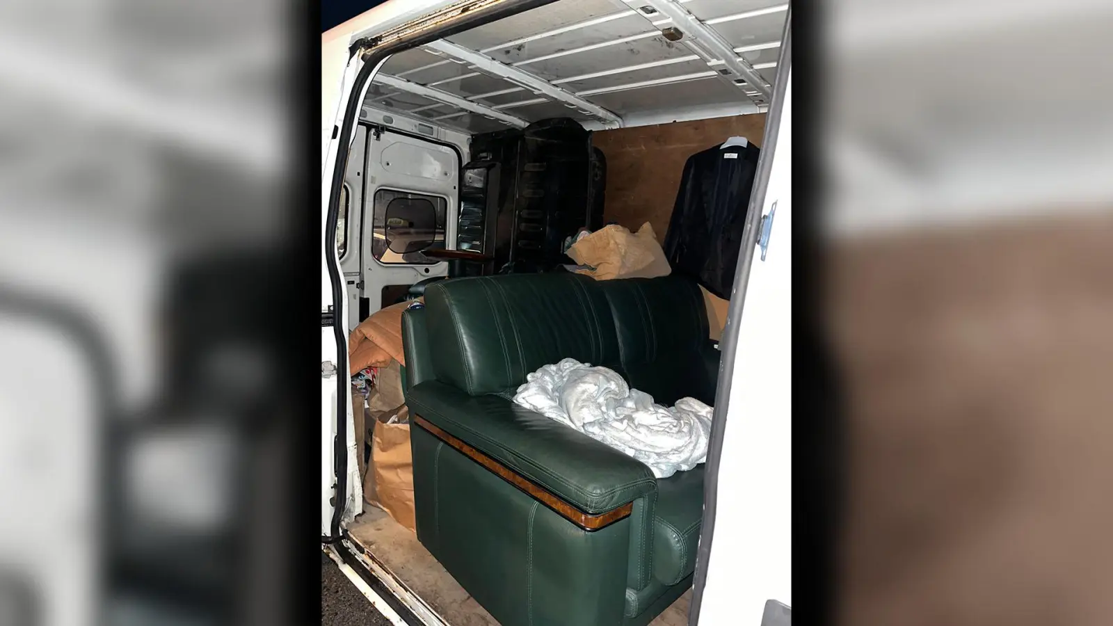 Auf diesem Sofa reisen Kinder in einem Kleintransporter quer durch Europa. (Bild: Verkehrspolizei Amberg/exb)