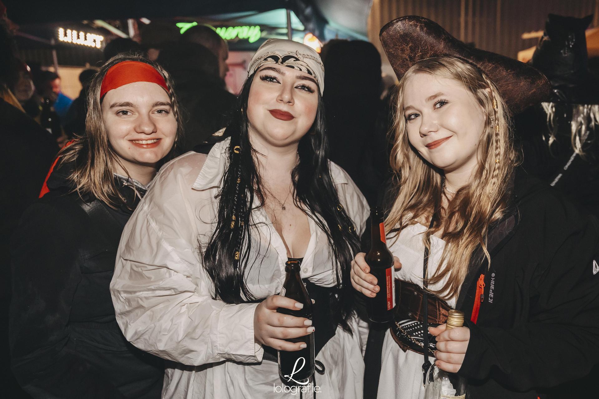 Hexennacht in Amberg. Die Fotos vom Weiberfasching am Marktplatz, exklusiv auf Amberg24.de (Bild: Lolografie)