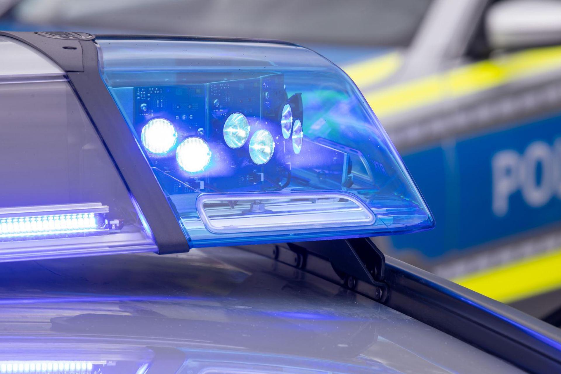 Ein Blaulicht auf dem Dach eines Polizeifahrzeugs. (zu dpa: «Streife holt schlafenden Schulschwänzer ab») (Bild: Daniel Karmann)