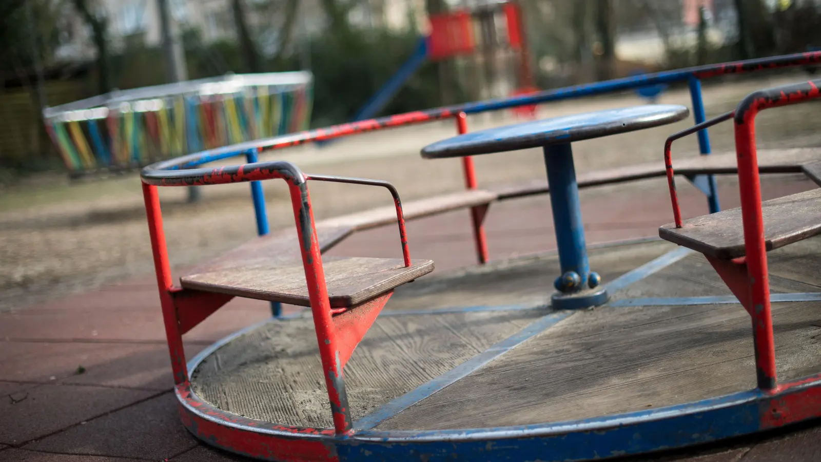 Ein sechsjähriges Mädchen hat sich auf einem Spielplatz in Amberg schwer verletzt, als es mit dem Schuh an einem Karussell hängen blieb. (Symbolbild: Marius Becker/dpa)
