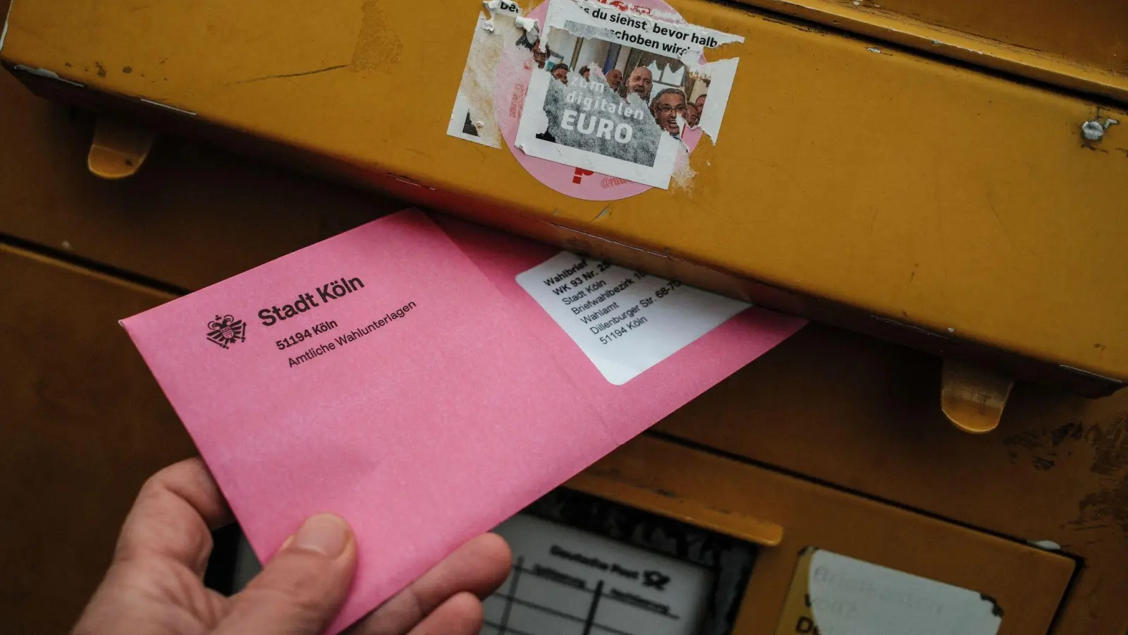 Wahlbriefe sollten bis zum 20. Februar bei der Post abgegeben werden. (Archivbild)  (Bild: Oliver Berg/dpa)