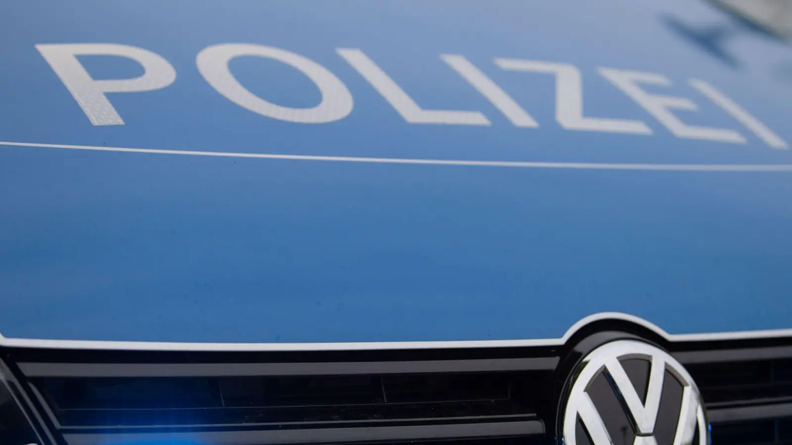 Ein unbekanntes Fahrzeug touchiert in Kümmersbruck einen Opel, der Fahrer flüchtet. Die Polizei sucht Zeugen. (Symbolbild: Lino Mirgeler/dpa)