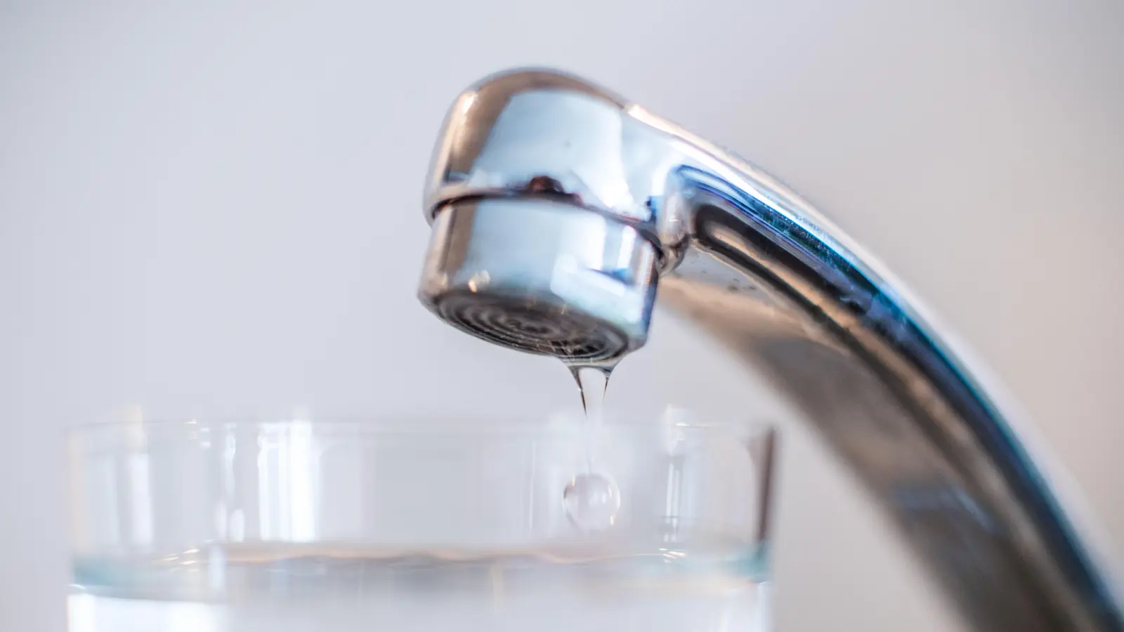 In der Gemeinde Freudenberg kann es zu Druckschwankungen im Wassernetz kommen. (Symbolbild: Lino Mirgeler/dpa)