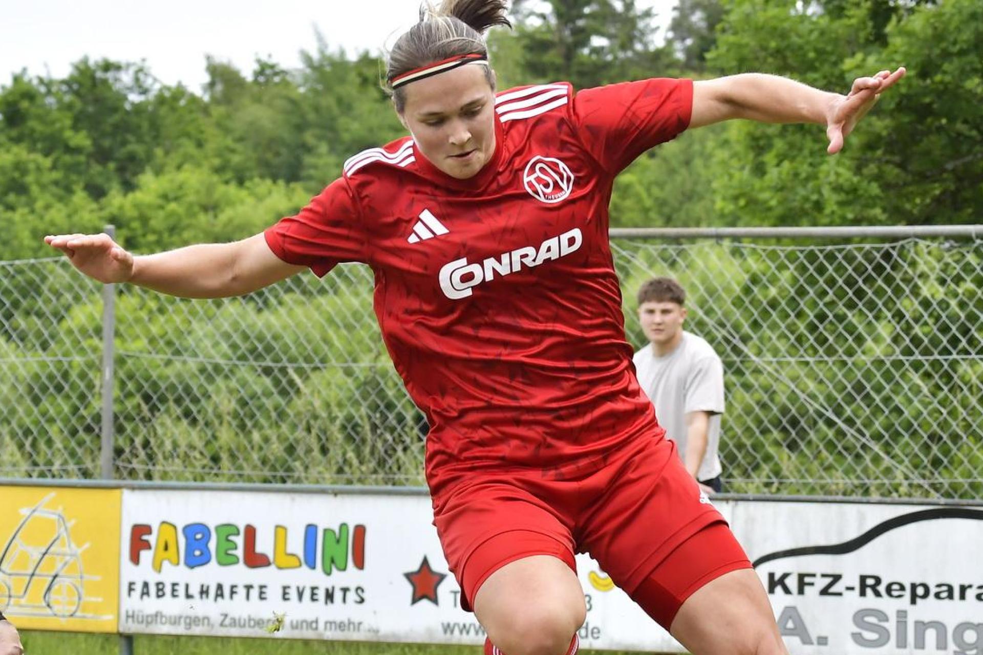 Susanne Stich (rechts) traf beim Freundschaftsspiel des TSV Theuern in Aue doppelt. (Archivbild: Hubert Ziegler)