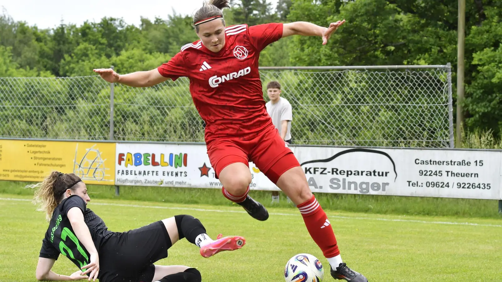 Susanne Stich (rechts) traf beim Freundschaftsspiel des TSV Theuern in Aue doppelt. (Archivbild: Hubert Ziegler)