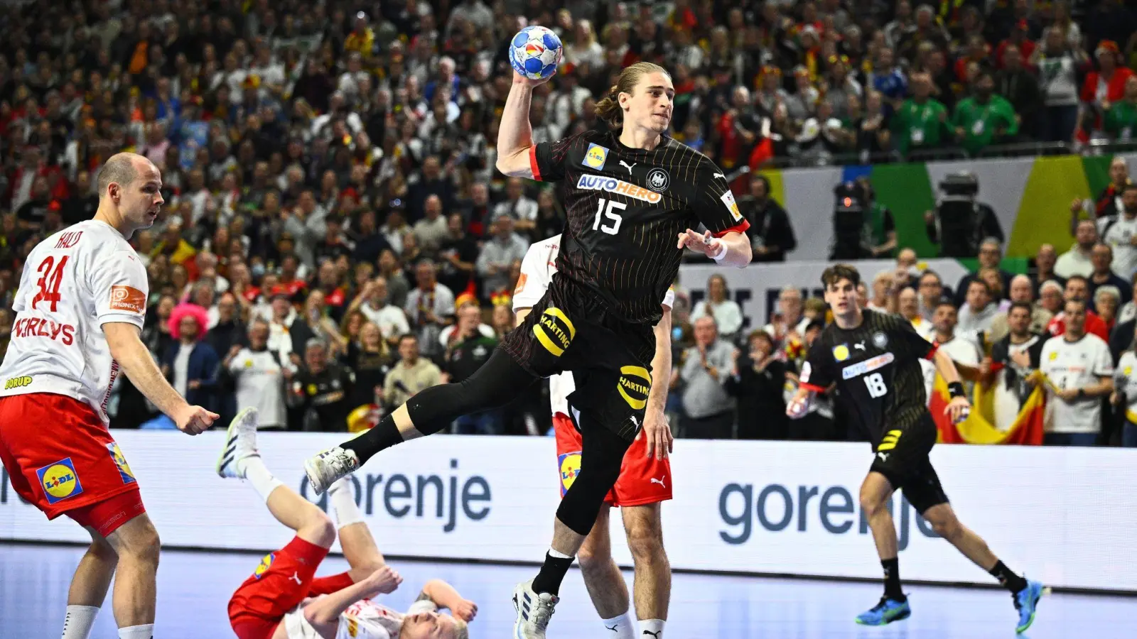 Aus der Traum vom Finale: Juri Knorr und die DHB-Auswahl mussten sich Dänemark knapp geschlagen geben. (Bild: Tom Weller/dpa)