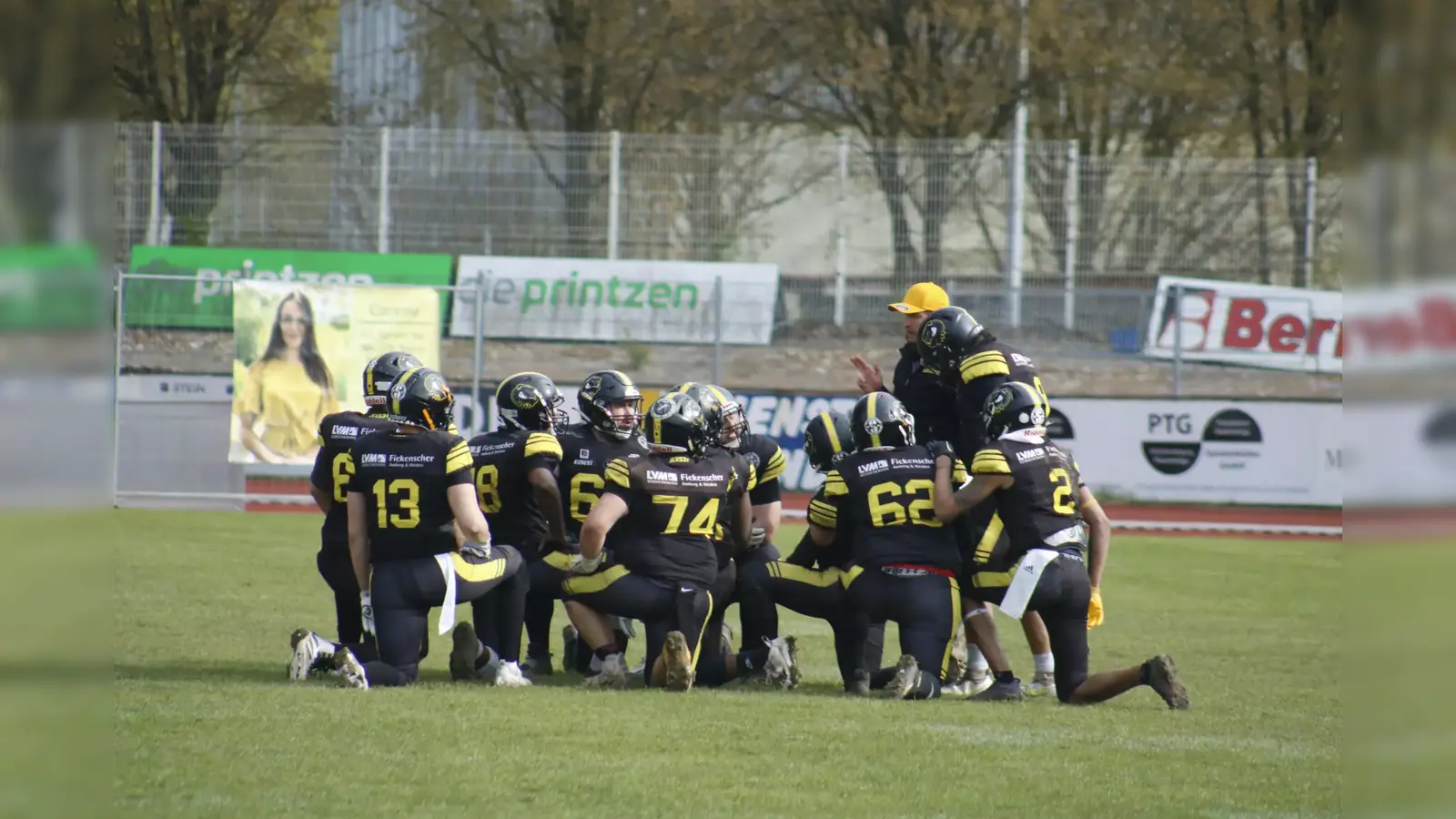 Die Spieler der Mad Bulldogs zeigen beim Training vollen Einsatz. (Archivbild: Michael Sandler/Amberg Mad Bulldogs)