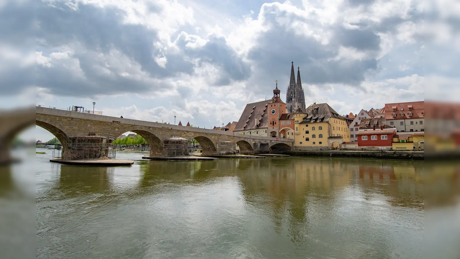 Die Steinerne Brücke in der Altstadt an der Donau.Foto: Armin Weigel/Archiv (Bild: Armin Weigel)