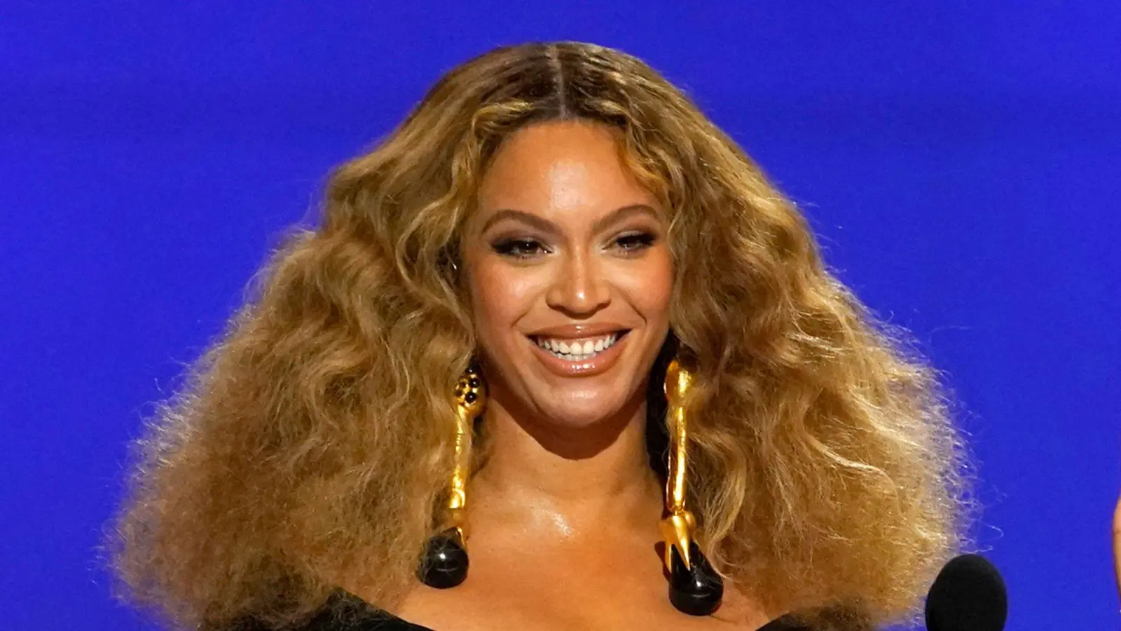 Sängerin Beyoncé führt als erste schwarze Frau die US-Charts der Country-Alben an. (Bild: Chris Pizzello/AP/dpa)