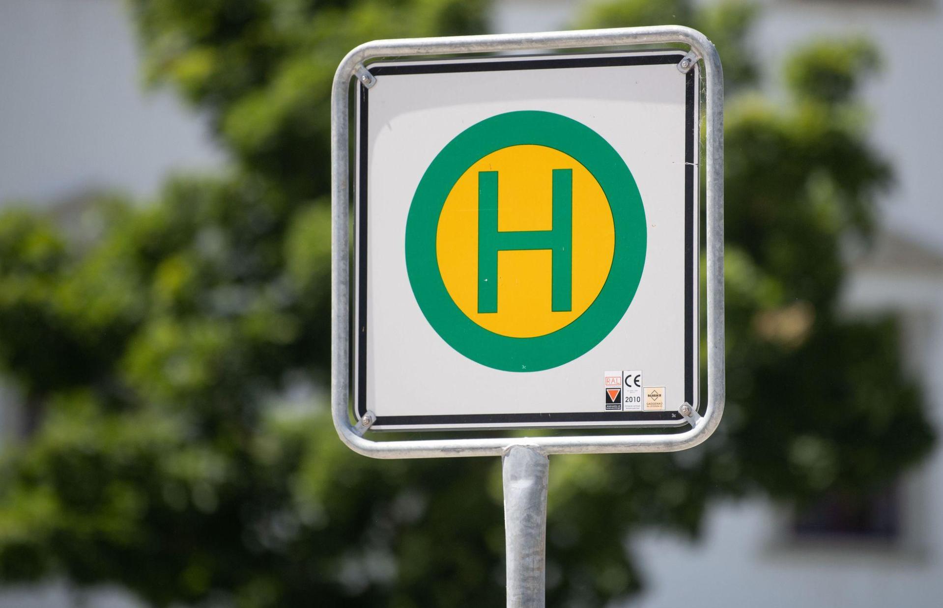 Zwischen 17. und 24. April wird eine Bushaltestelle in Vilseck nicht angefahren. (Symbolbild: Marijan Murat/dpa)