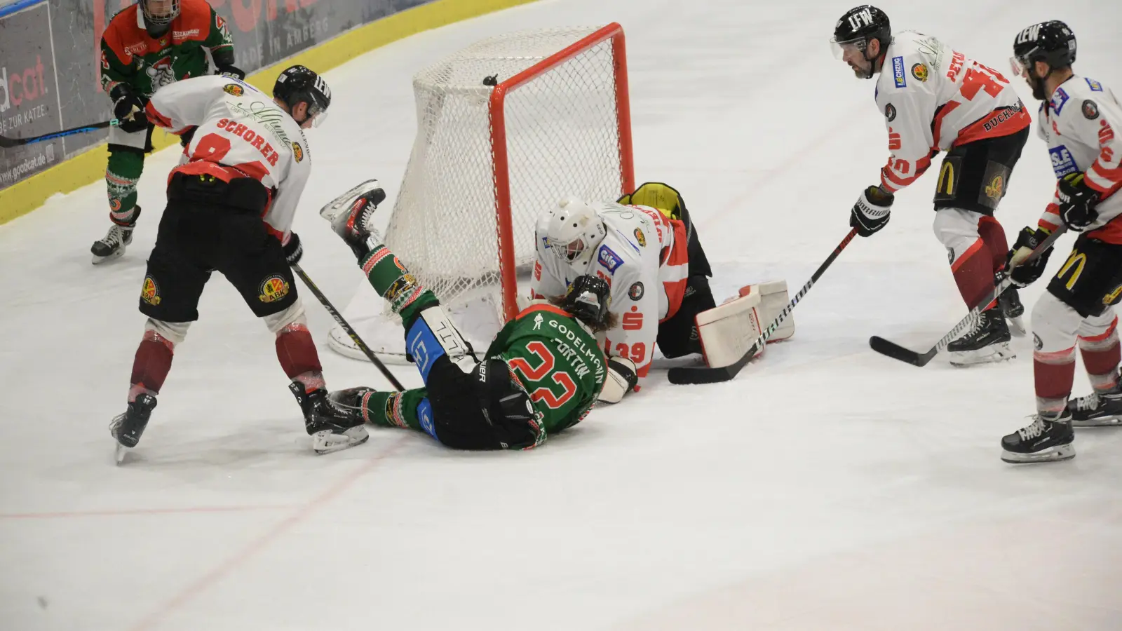 In der Vorrunde besiegte der ERSC Amberg den ESV Buchloe im heimischen Stadion mit 3:2. In dieser Szene versucht Hunter Fortin (Mitte) mit einer akrobatischen Einlage gegen die Buchloer Abwehr zum Abschluss zu kommen. (Archivbild: brü)