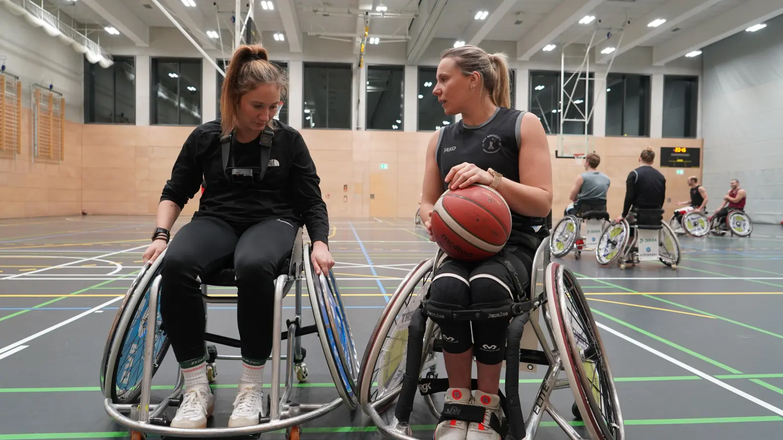 Svenja Mayer erklärt Redakteurin Alexandra Maul, worauf sie beim Rollstuhlbasketball achten muss.  (Bild: knz)