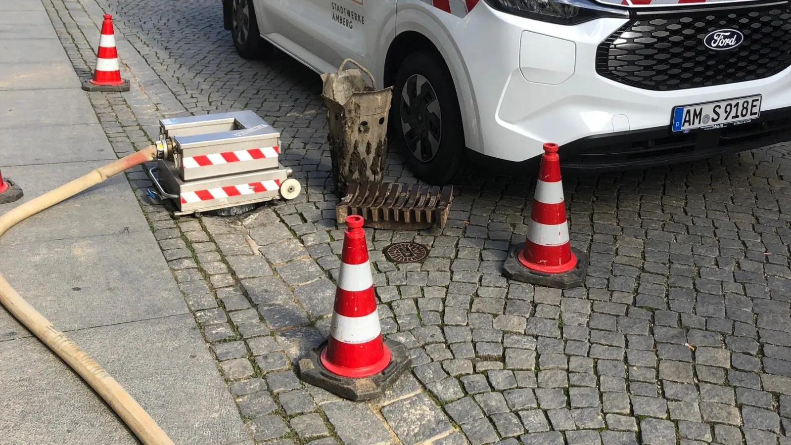 2026 gibt es wieder Baumaßnahmen, mit denen die Stadtwerke Amberg zur sicheren Versorgung mit Strom, Gas und Wasser beitragen – ab sofort geht es los und in der einen oder anderen Straße finden Anwohner das Stadtwerke Amberg-Team damit die Netzsicherheit in der Zukunft auch möglichst sicher ist  (Bild: Jürgen Brunner)