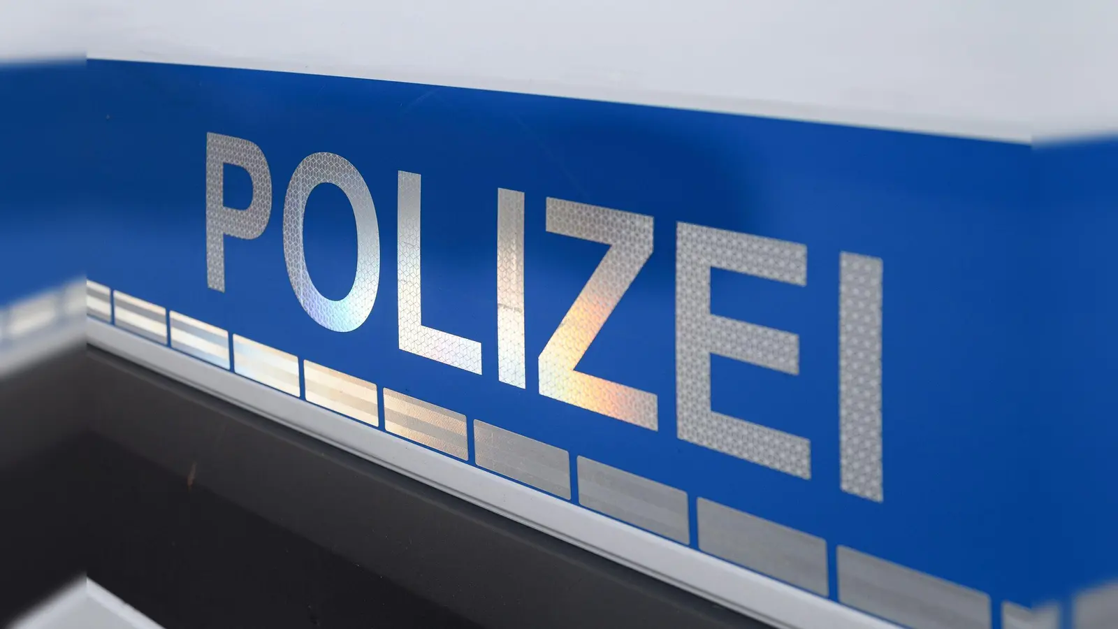 Die Kriminalpolizei Regensburg ermittelt in einem Fall von Vandalismus. (Symbolbild: Daniel Vogl/dpa)