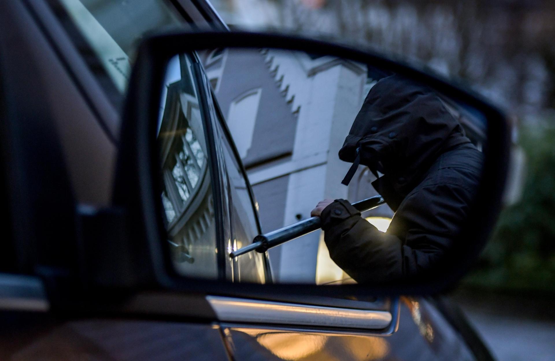 Aus einem geparkten Auto in der Herrnstraße in Amberg ist eine Geldbörse gestohlen worden. (Symbolbild: Axel Heimken)