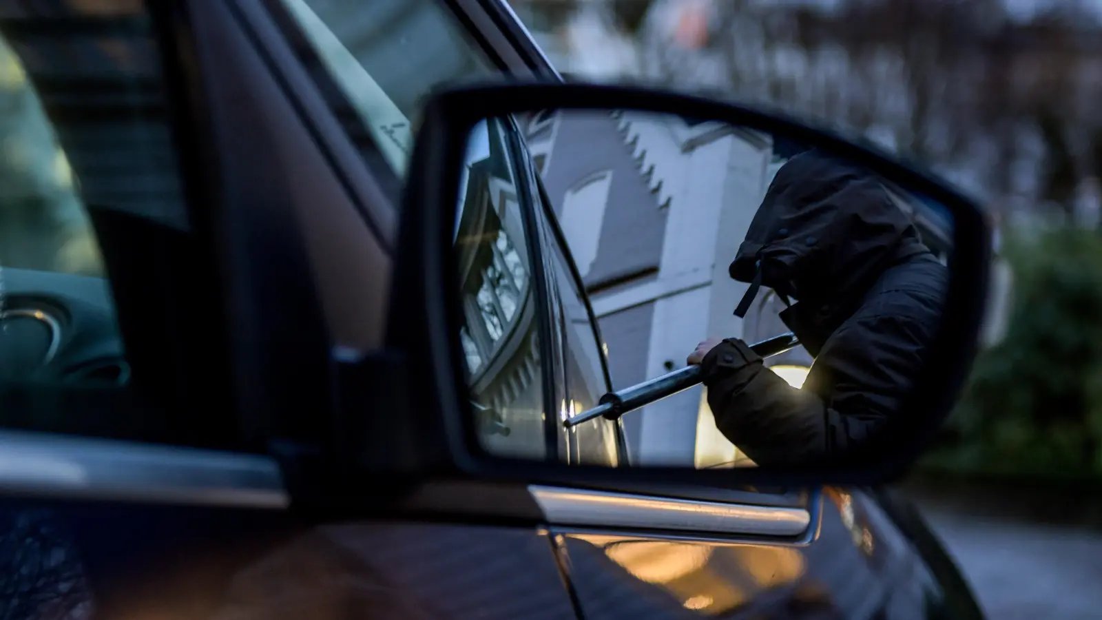 Aus einem geparkten Auto in der Herrnstraße in Amberg ist eine Geldbörse gestohlen worden. (Symbolbild: Axel Heimken)
