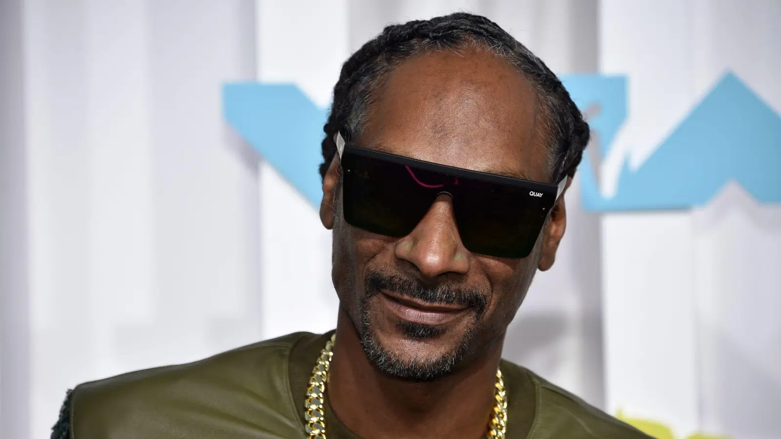 Snoop Dogg wird einer der Fackelträger vor der Olympia-Eröffnungsfeier sein.  (Bild: Evan Agostini/Invision/AP/dpa)