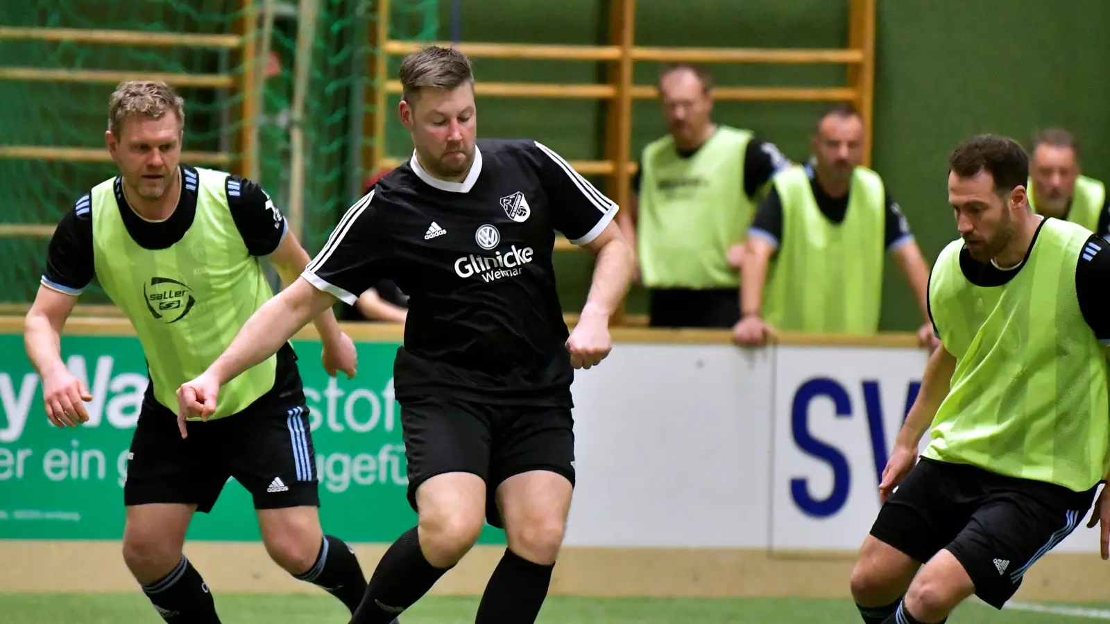 Szene aus der Begegnung zwischen dem SV Kauerhof (Mitte) und den Allstars des 1. FC Nürnberg (gelbe Trikots) mit Ex-Bundesligaspieler Andreas Wolf (links) im vergangenen Jahr. Der Club ist mit seiner Traditionsmannschaft wieder dabei. (Archivbild: Hubert Ziegler)