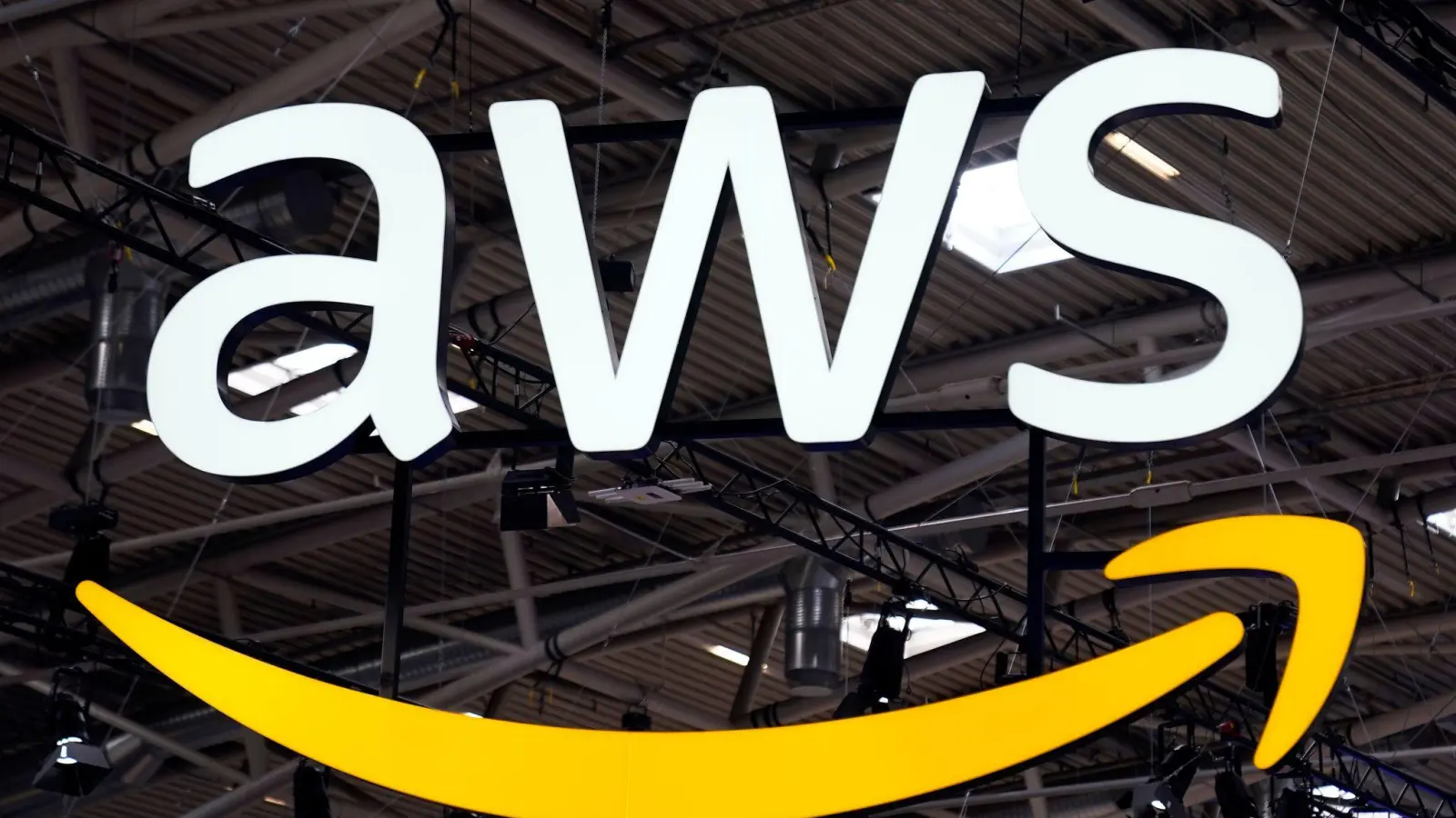 Eine Störung beim Cloud-Anbieter AWS führte zu Ausfällen bei vielen Websites und Apps.  (Bild: Uwe Lein/dpa)