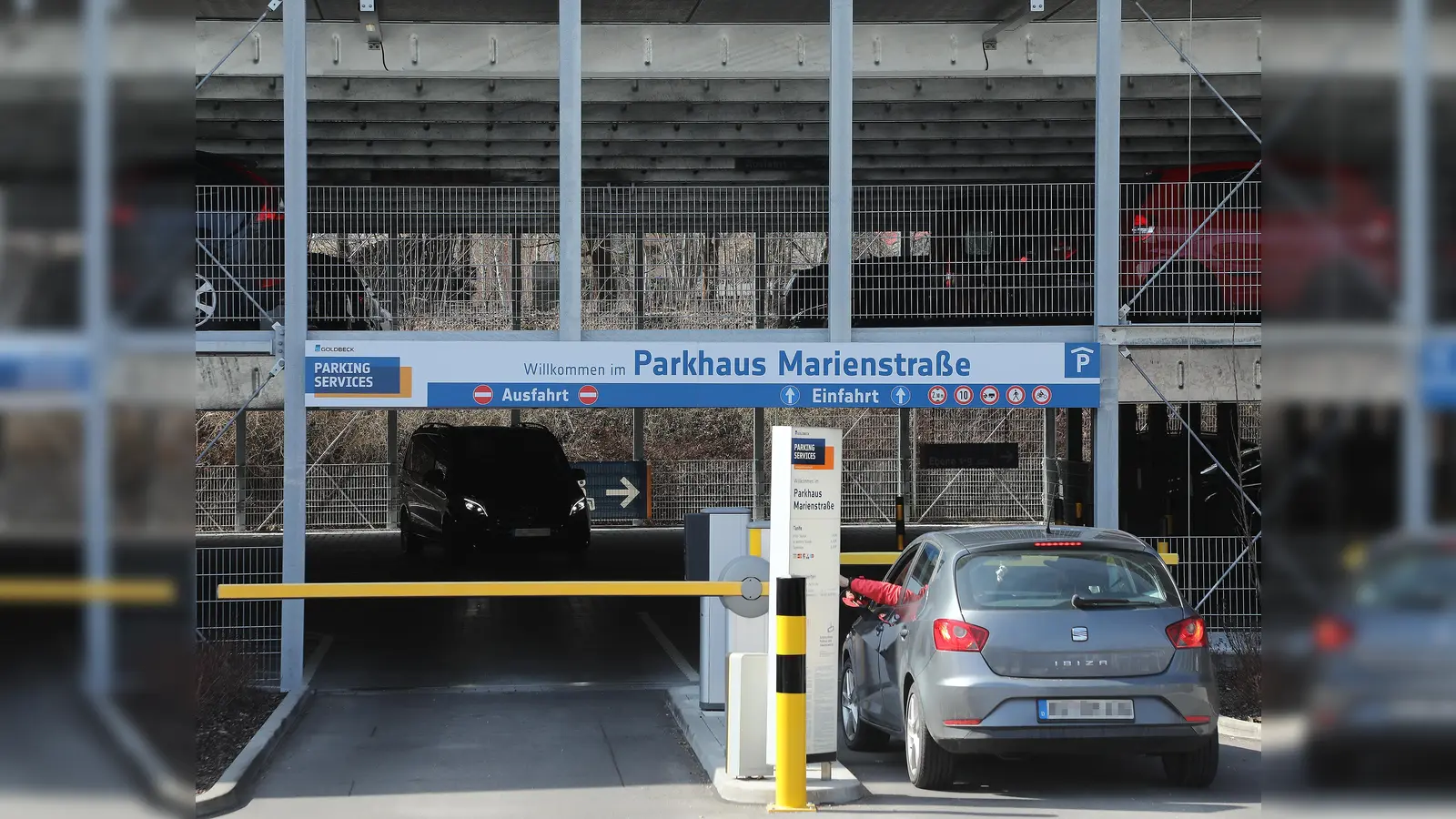 In diesem Parkhaus an der Marienstraße in Amberg hat eine Autofahrerin an einem Audi einen 2000-Euro-Schaden hinterlassen. Ein Zeuge bekam alles mit. (Symbolbild: Wolfgang Steinbacher)