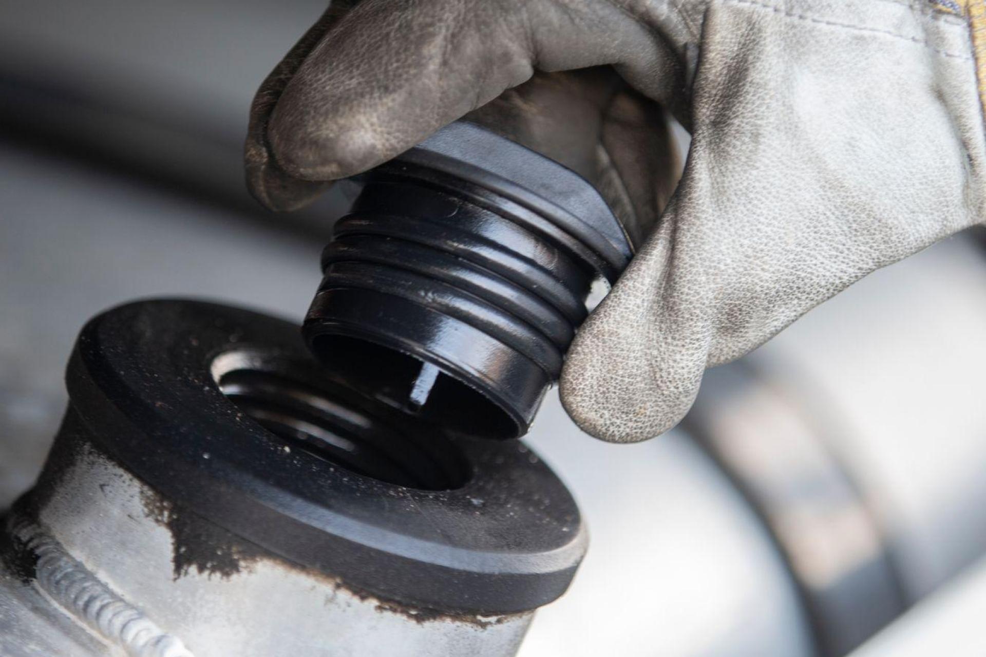 350 Liter Diesel wurden aus einem parkenden Lkw bei Ebermannsdorf gestohlen. Der Fahrer schlief währenddessen im Führerhaus. (Bild: Thomas Banneyer/dpa/Archivbild)