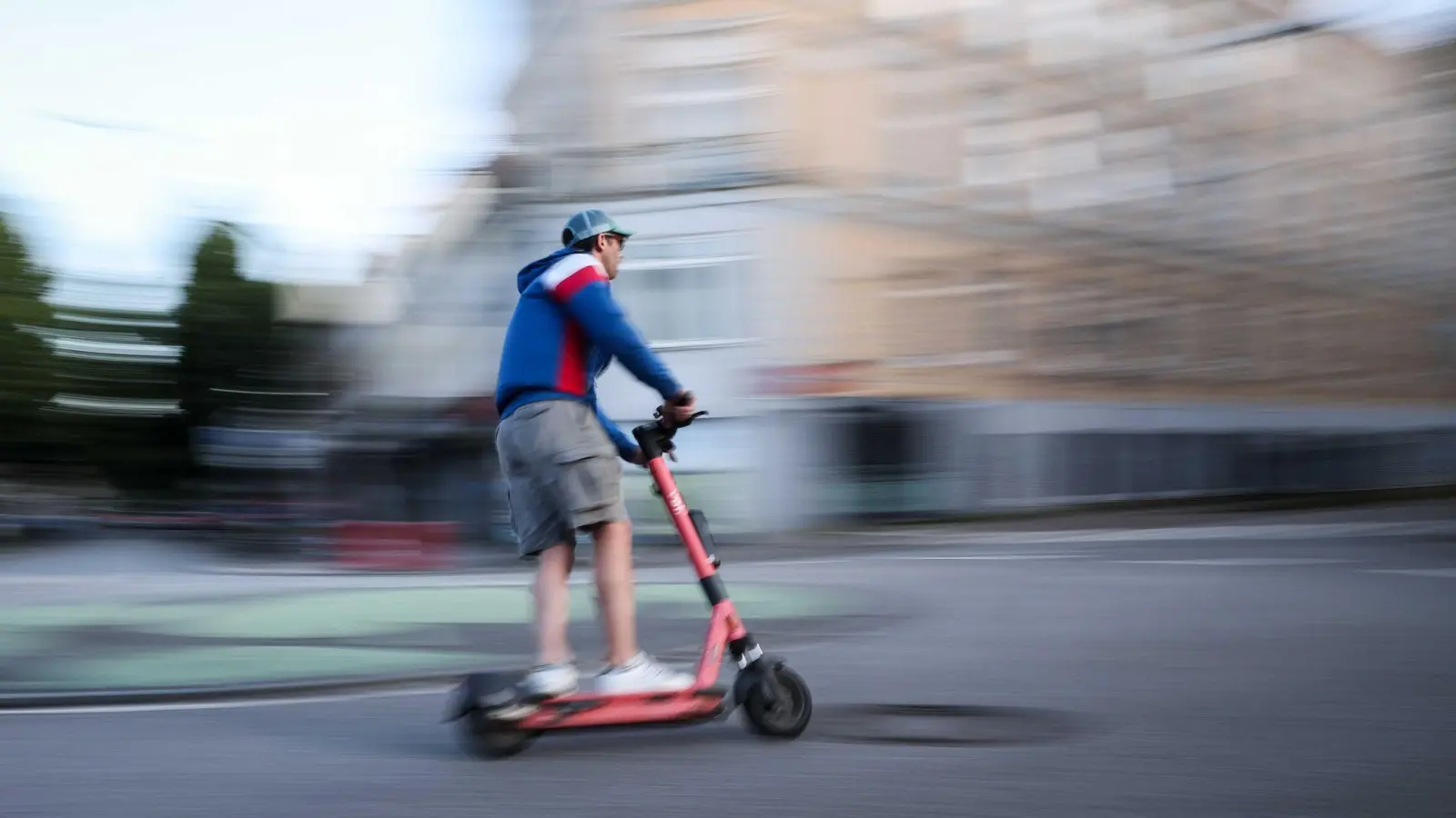 Die Zahl der E-Scooter-Unfälle ist stark gestiegen. Betroffen sind laut Fachleute vor allem Jugendliche und junge Erwachsene. (Archivbild) (Bild: Christian Charisius/dpa)