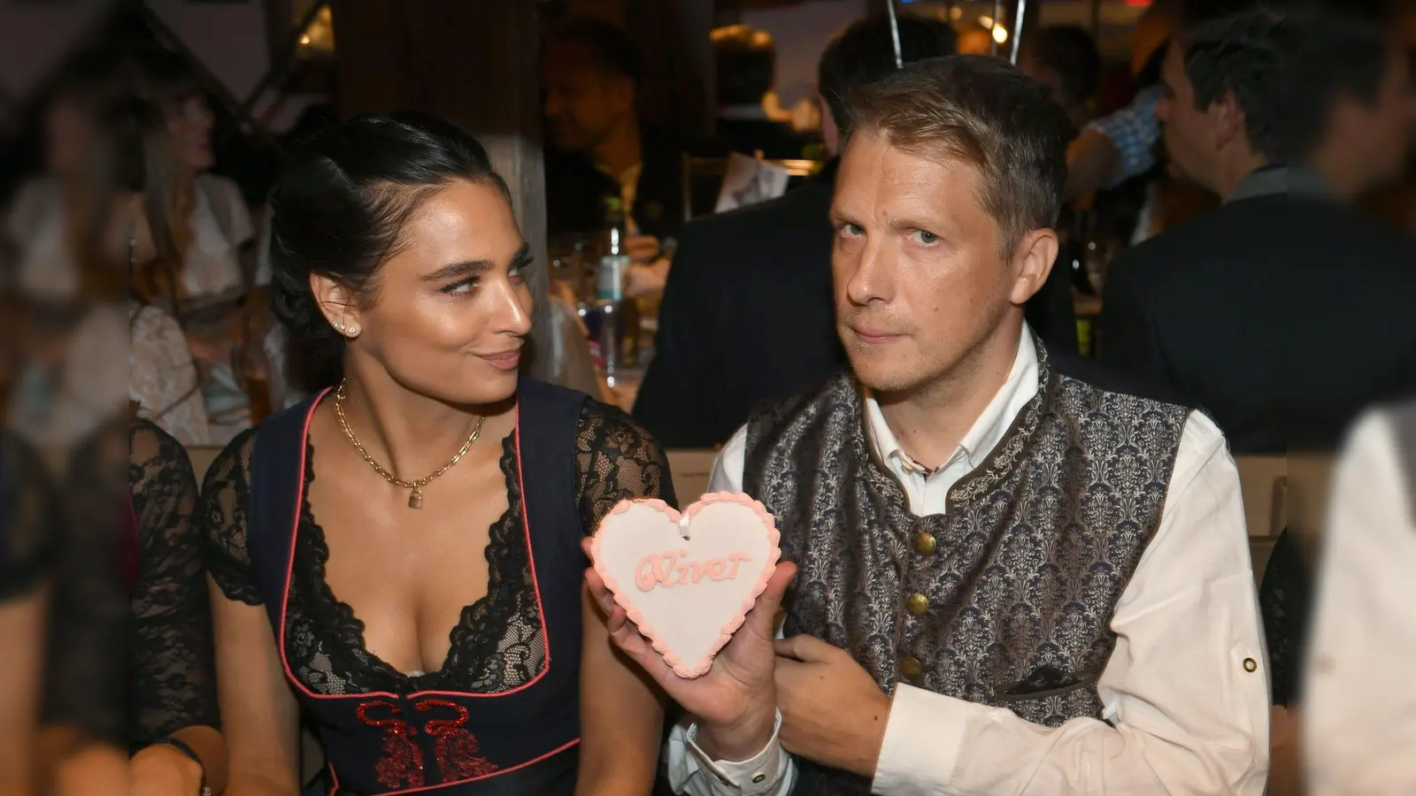 Der Comedian Oliver Pocher und seine Noch-Ehefrau Amira feiern im Käfer-Zelt auf dem Oktoberfest (2022). (Bild: Felix Hörhager/dpa)