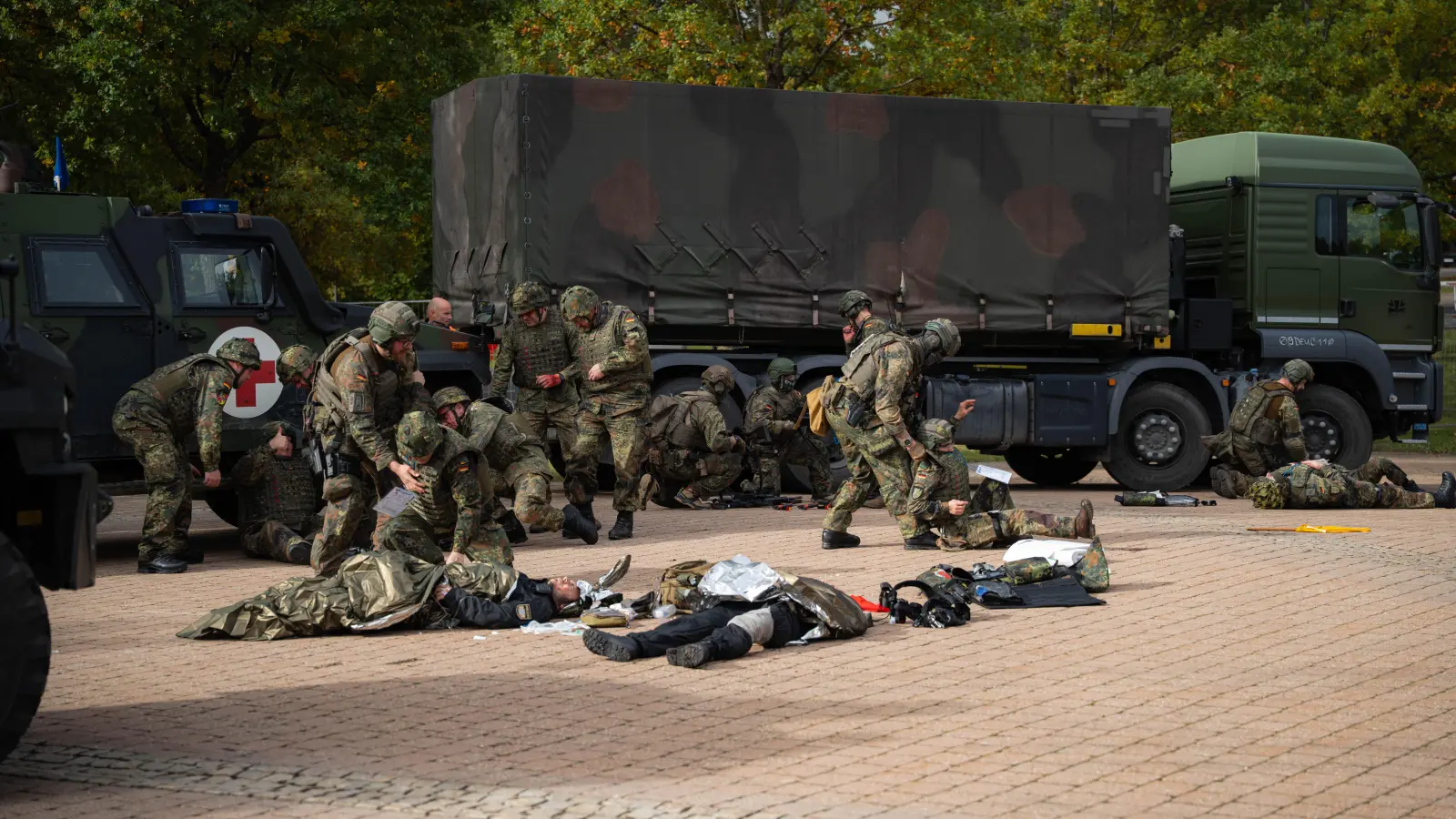 Die Situation ist unübersichtlich. Verletzte liegen am Boden. Wer benötigt dringend Erste Hilfe? Wer setzt dem flüchtigen Mann hinterher, der einen Terroranschlag auf den Militärkonvoi verübt hat? In Sulzbach-Rosenberg trainierten Polizei und Bundeswehr bei der Übung RoadTEX den Ernstfall. (Bild: Noah Wegmüller-Kocher)