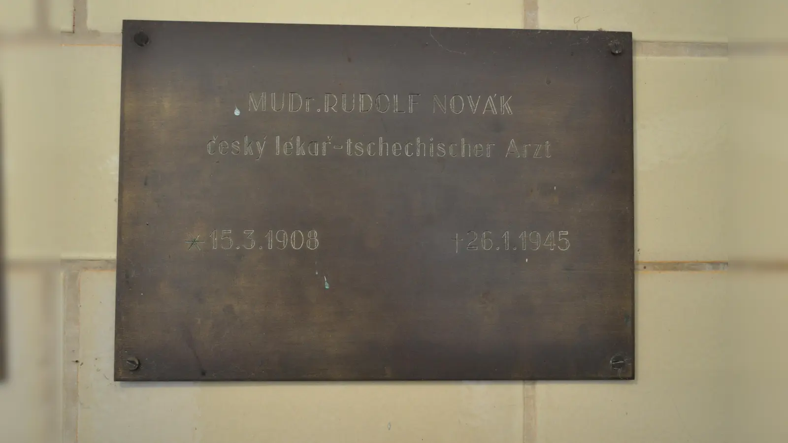 Die Gedenktafel für Rudolf Nowak ist aus dem Gelände der KZ-Gedenkstätte Flossenbürg gestohlen worden. (Bild: PI NEW/exb)