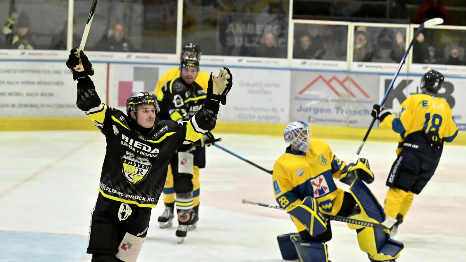 Brendan Walkom (links, Szene aus einem früheren Spiel) vom ERSC Amberg bejubelt einen Treffer. Gegen die Buchloer Pirates soll am Sonntag der erste Heimsieg unter dem neuen ERSC-Coach Bernhard Keil her.  (Archivbild: Hubert Ziegler)