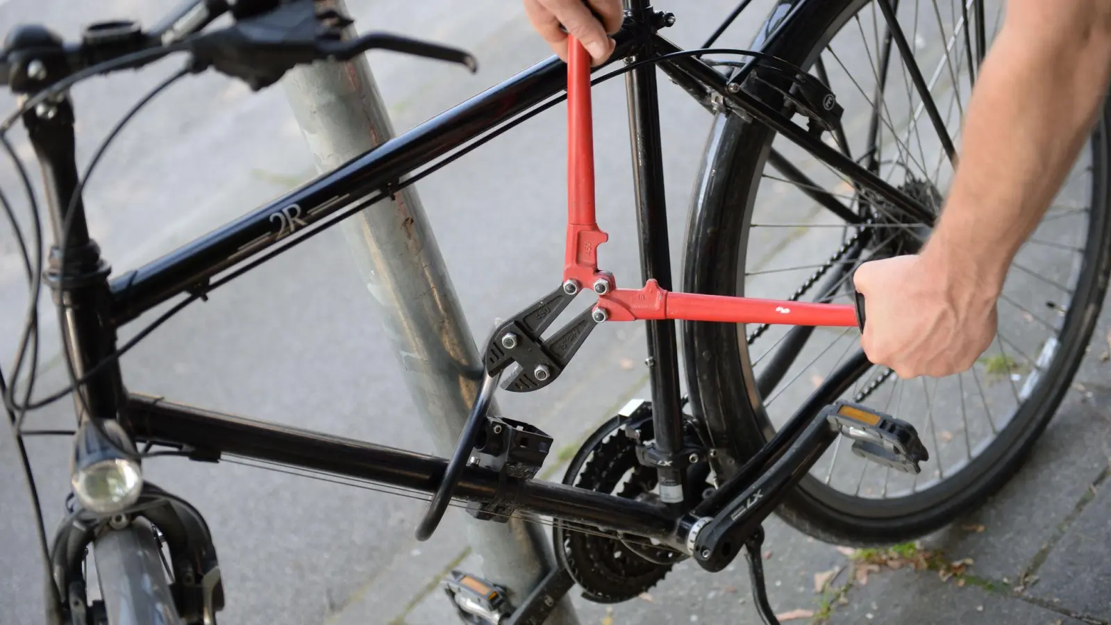 Ein 18-Jähriger ist in Amberg bei einem versuchten Diebstahl eines E-Bikes festgenommen worden.(gestellte Szene) (Symbolbild: Andreas Gebert/dpa/Illustration)