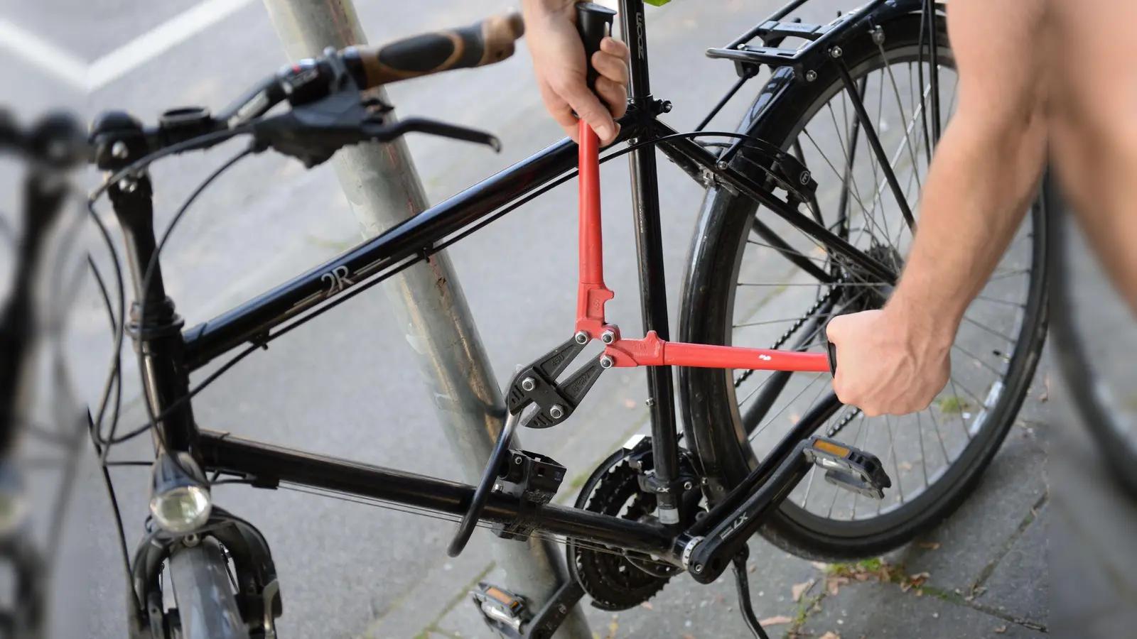 In Amberg ist ein Mountainbike gestohlen worden. (Symbolbild: Andreas Gebert/dpa/Illustration)