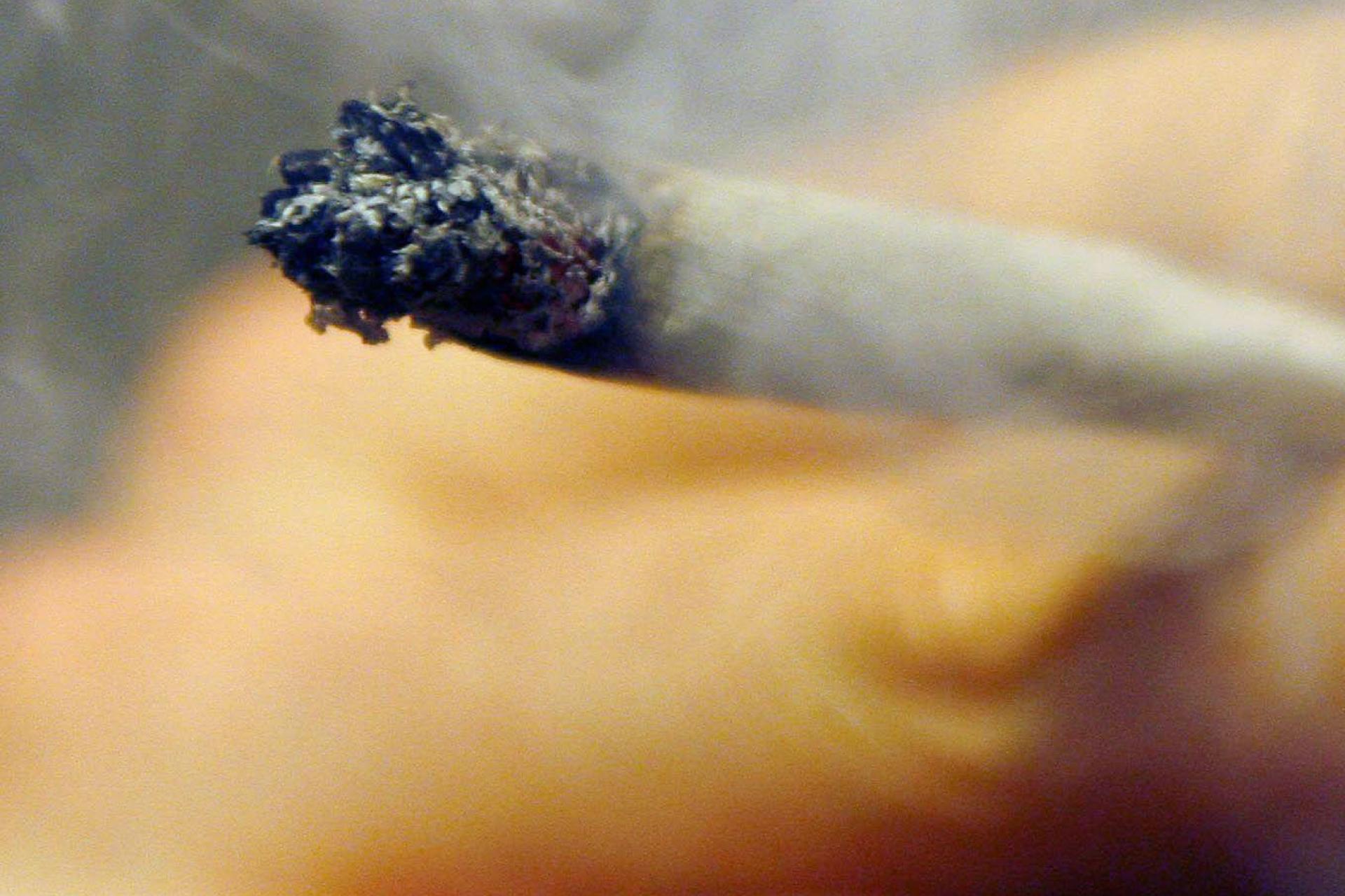 Drei Jugendliche haben in Bayreuth einen Joint geraucht und klagten anschließend über Unwohlsein.  (Symbolbild: Daniel Karmann/dpa)