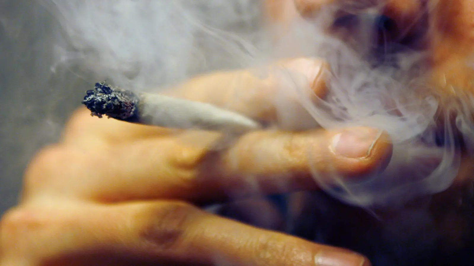 Die Polizei erwischte bei einer Kontrolle vier Heranwachsende mit Marihuana und Waffen aus Tschechien.  (Symbolbild: Daniel Karmann/dpa)