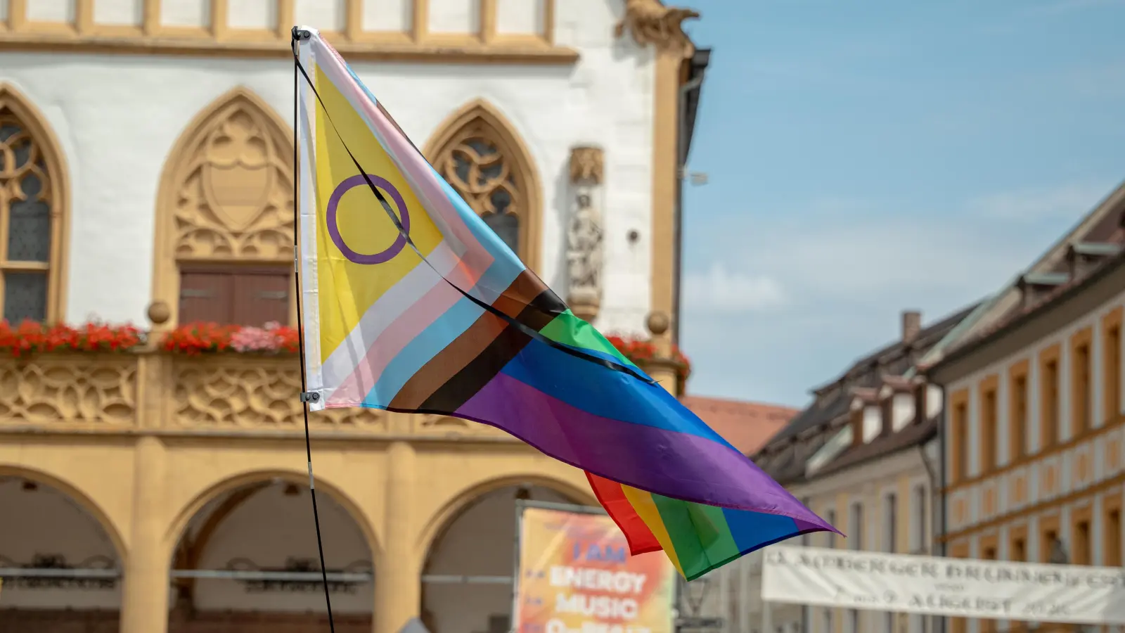 Der Christopher Street Day fand am Samstag in Amberg statt. Das bedeutet den Amberger*innen der CSD.  (Bild: Marina Gube)