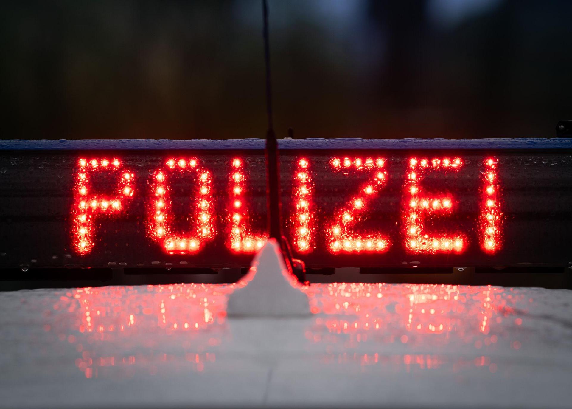 Unbekannte entwenden ein Rohr aus einem Teich in Götzendorf bei Schmidgaden, was zu einem Wasserverlust von 2500 Kubikmetern führt. Die Polizei sucht nach Zeugen. (Symbolbild: Soeren Stache/dpa)