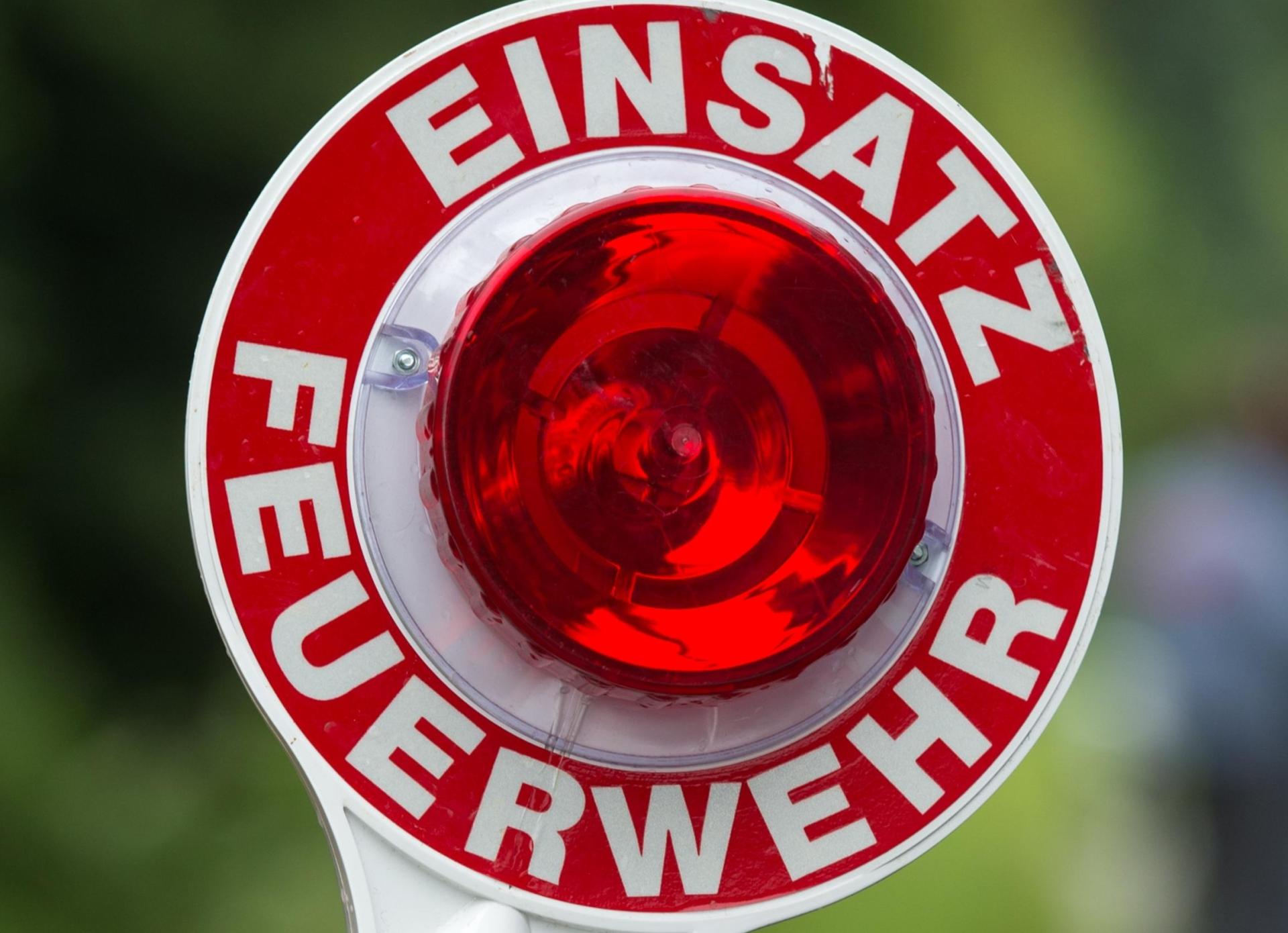 Ein Arbeiter wurde bei einem Betriebsunfall in Kallmünz verletzt. (Symbolbild: Armin Weigel/dpa)