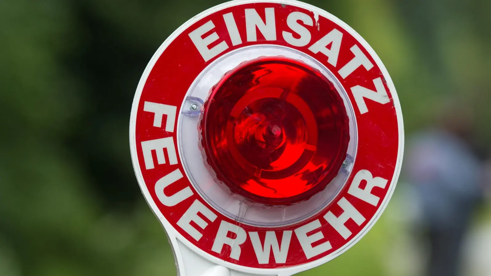 Ein Schmorbrand in einem Amberger Betrieb konnte vom Maschinenführer selbst gelöscht werden. Die Feuerwehr überwachte den Abkühlprozess. (Symbolbild: Armin Weigel/dpa)