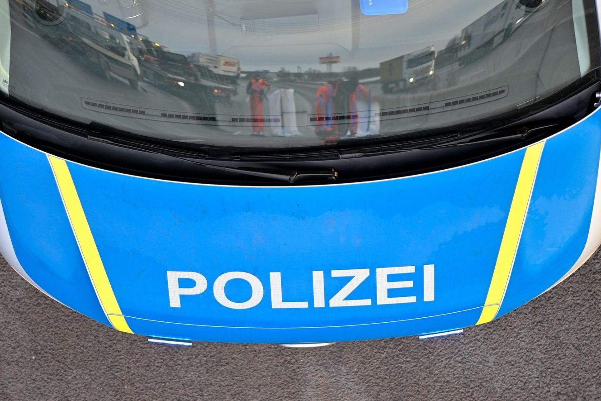 Die Polizei wurde alarmiert, weil sich ein 73-Jähriger unter seinem Auto eingeklemmt hat.  (Symbolbild: Klaus-Dietmar Gabbert/dpa)