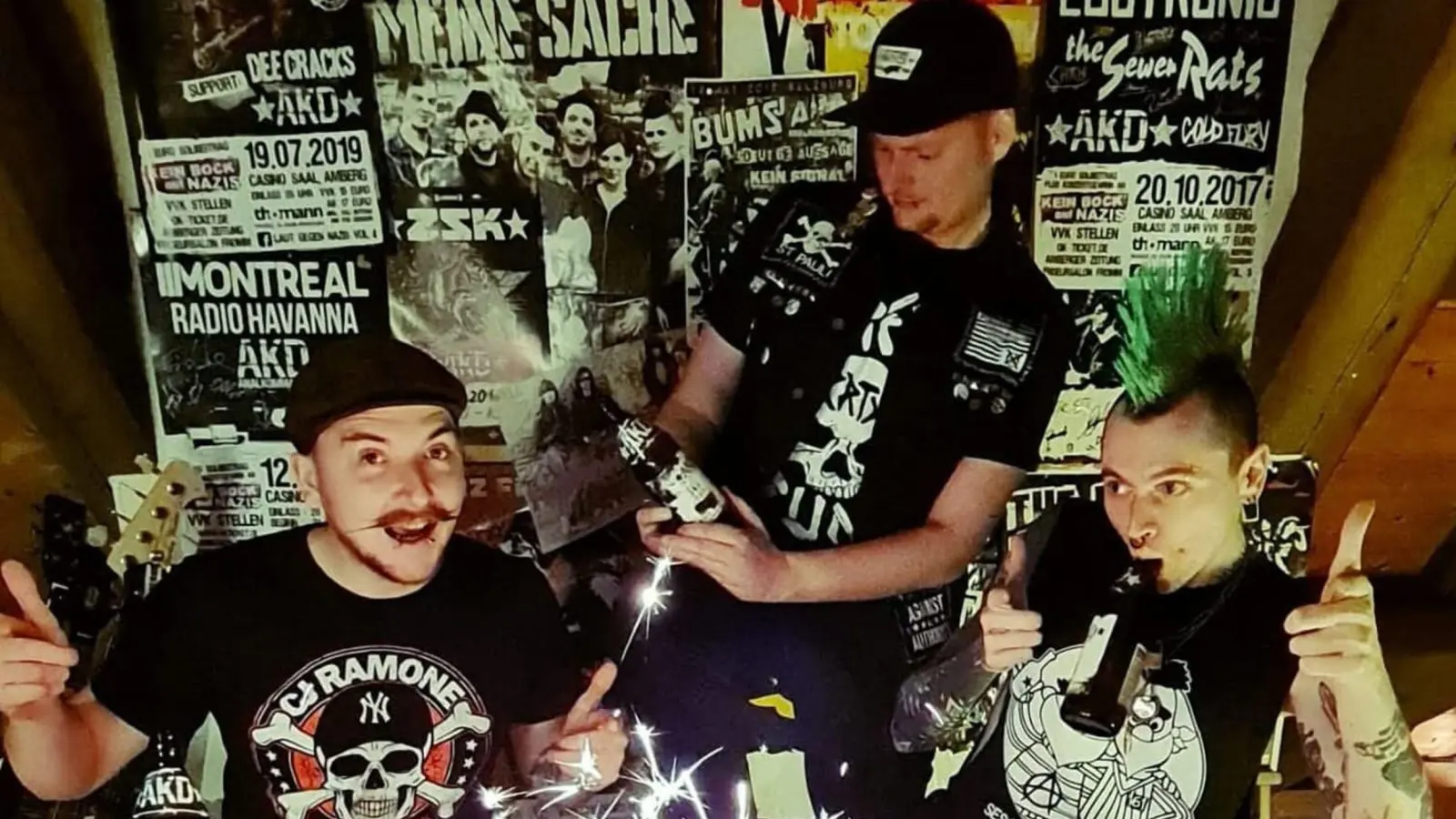 AKD, das sind Michael „Fränki” Frank, Jacob „Sid” Fromm und Lukas „Luki” Fromm. Die Punkband aus Kastl wird heuer 20 Jahre alt. Zu diesem Anlass gibt es ein neues Album und ein Konzert mit hochkarätigen Gästen. (Bild: Lisa Fromm)
