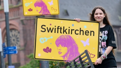 Die Stadt Gelsenkirchen wird im Juli Schauplatz für die „Eras Tour“ von Superstar Taylor Swift - und gibt zu Ehren der Musikerin einen neuen Namen. Enthüllt wurde das „Swiftkirchen“ von Swift-Fan Aleshanee Westhoff. (Bild: Bernd Thissen/dpa)