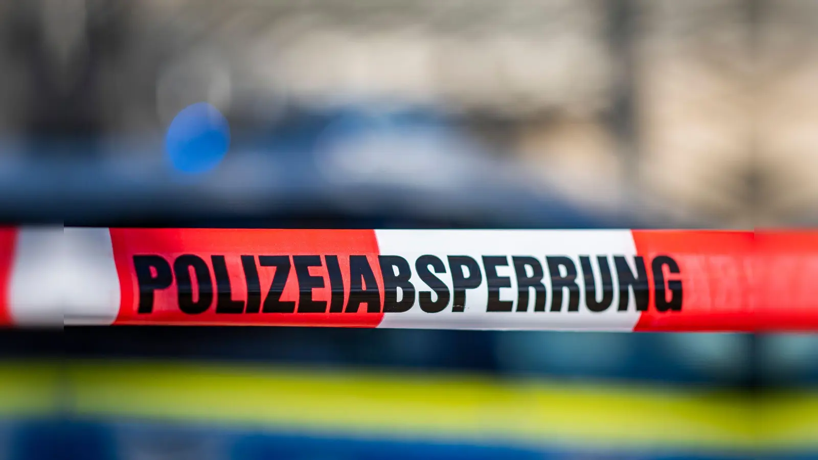 Wie die schweren Verletzungen entstanden sind, war noch unklar. Die Polizei sucht Zeugen. (Symbolbild) (Bild: David Inderlied/dpa)