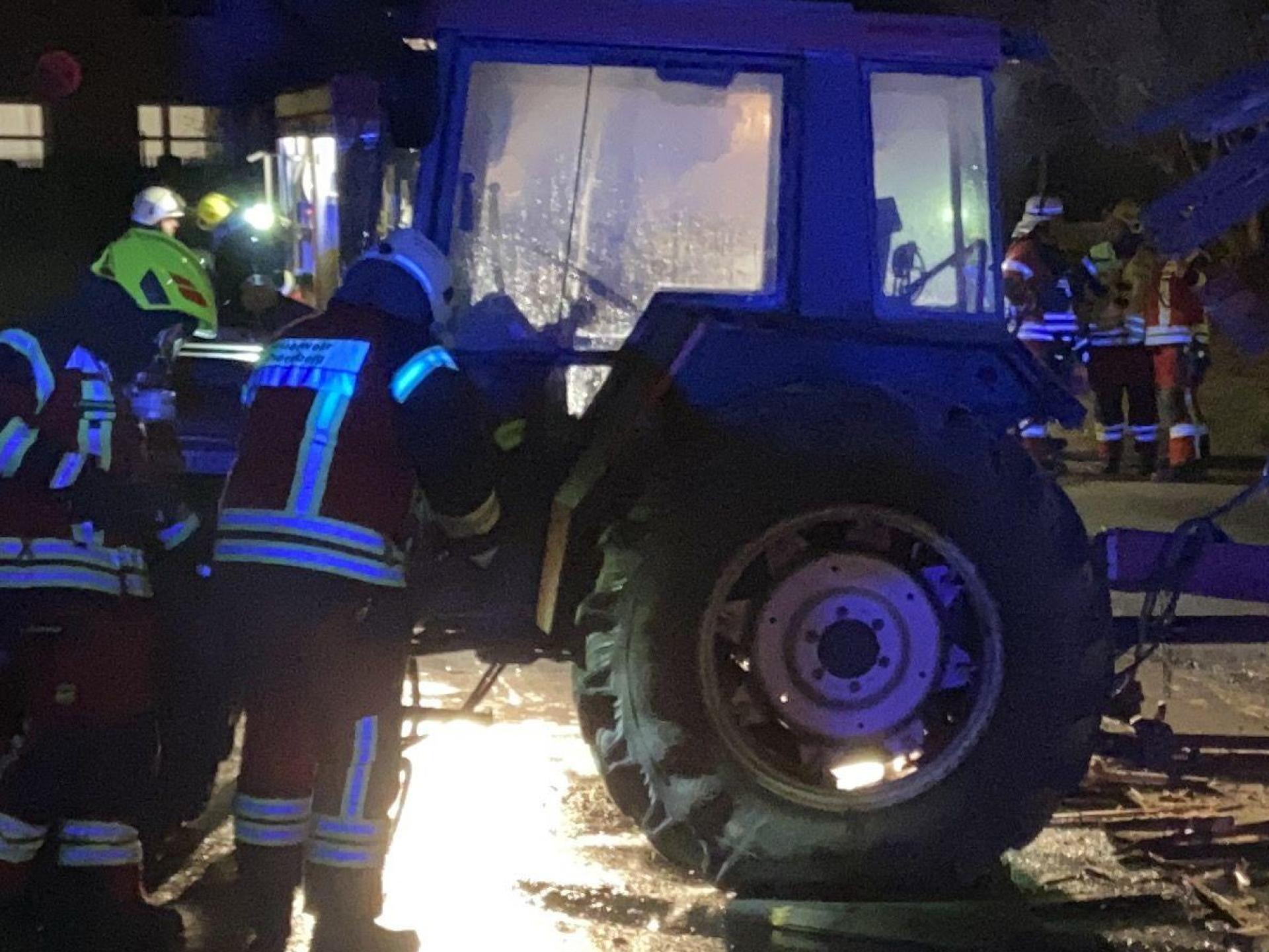 Der Traktor durchbrach im Landkreis Hof ein Stalltor und krachte gegen eine Mauer.  (Bild: Polizeiinspektion Hof )