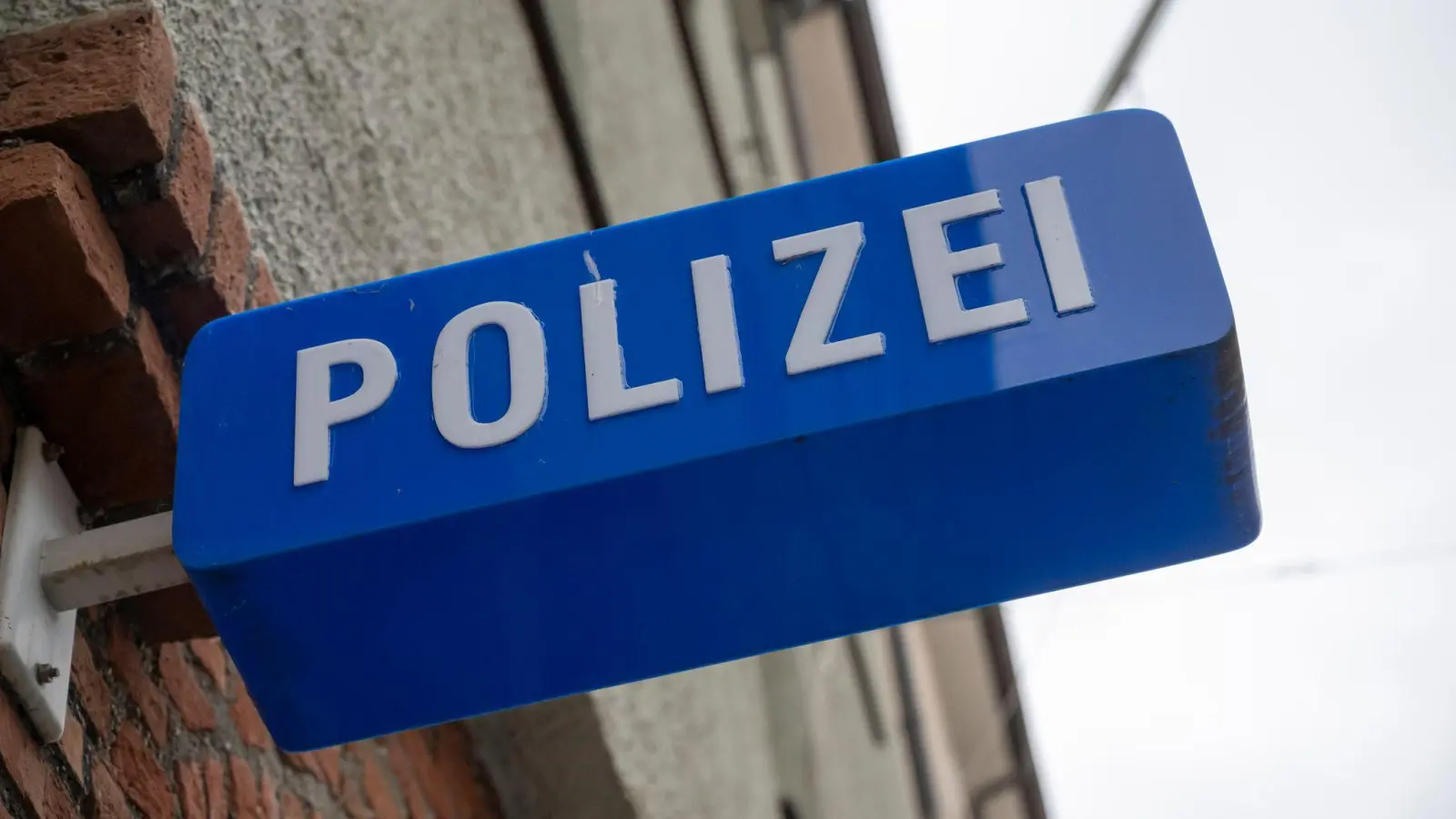 In Amberg wurde ein geparkter Fiat auf einem Supermarktparkplatz beschädigt. Die Polizei sucht Zeugen. (Symbolbild: Peter Kneffel/dpa)