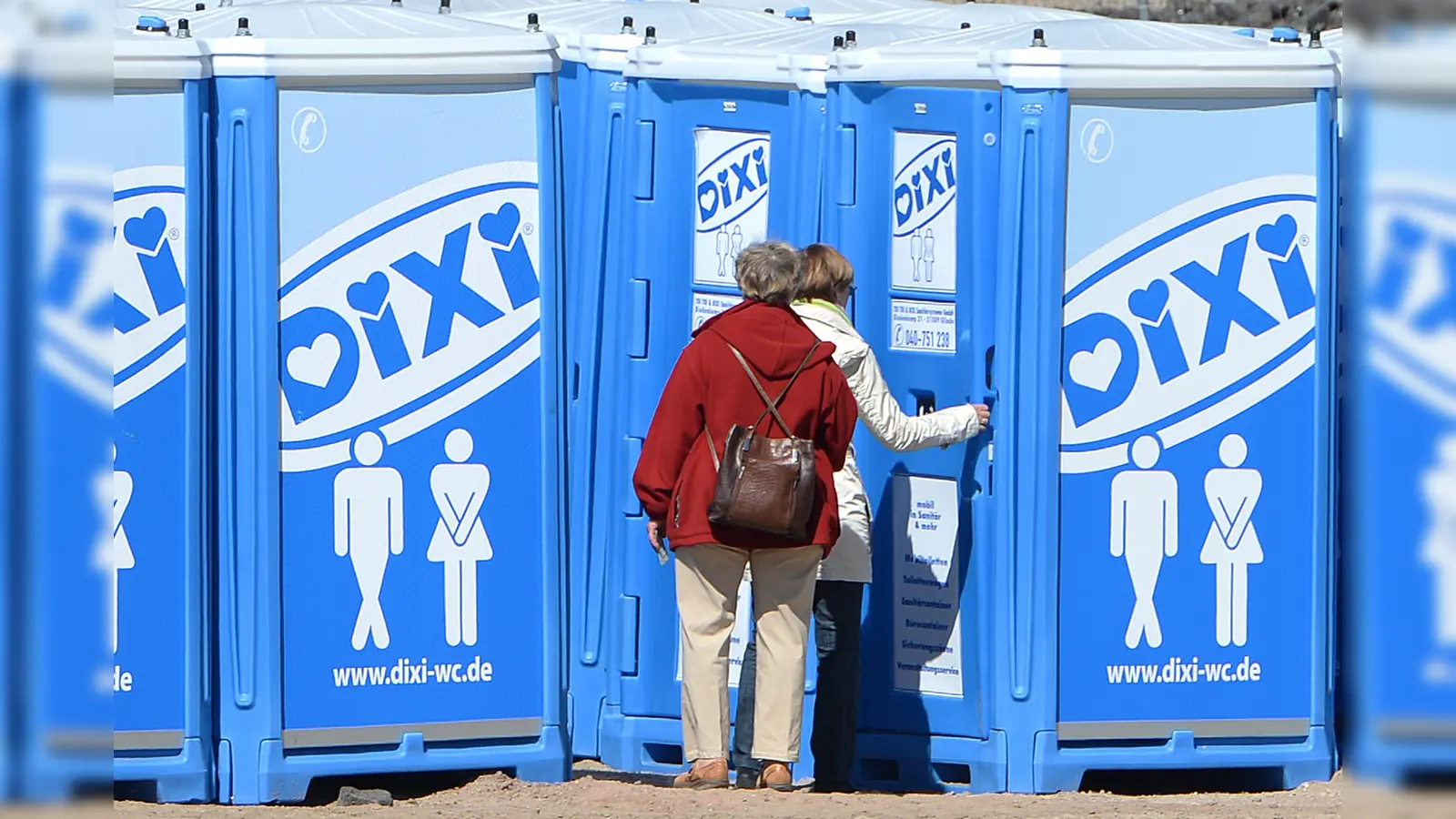 In Neumarkt kam es zu einem Unfall mit einer Dixi-Toilette. (Symbolbild: Marcus Brandt)