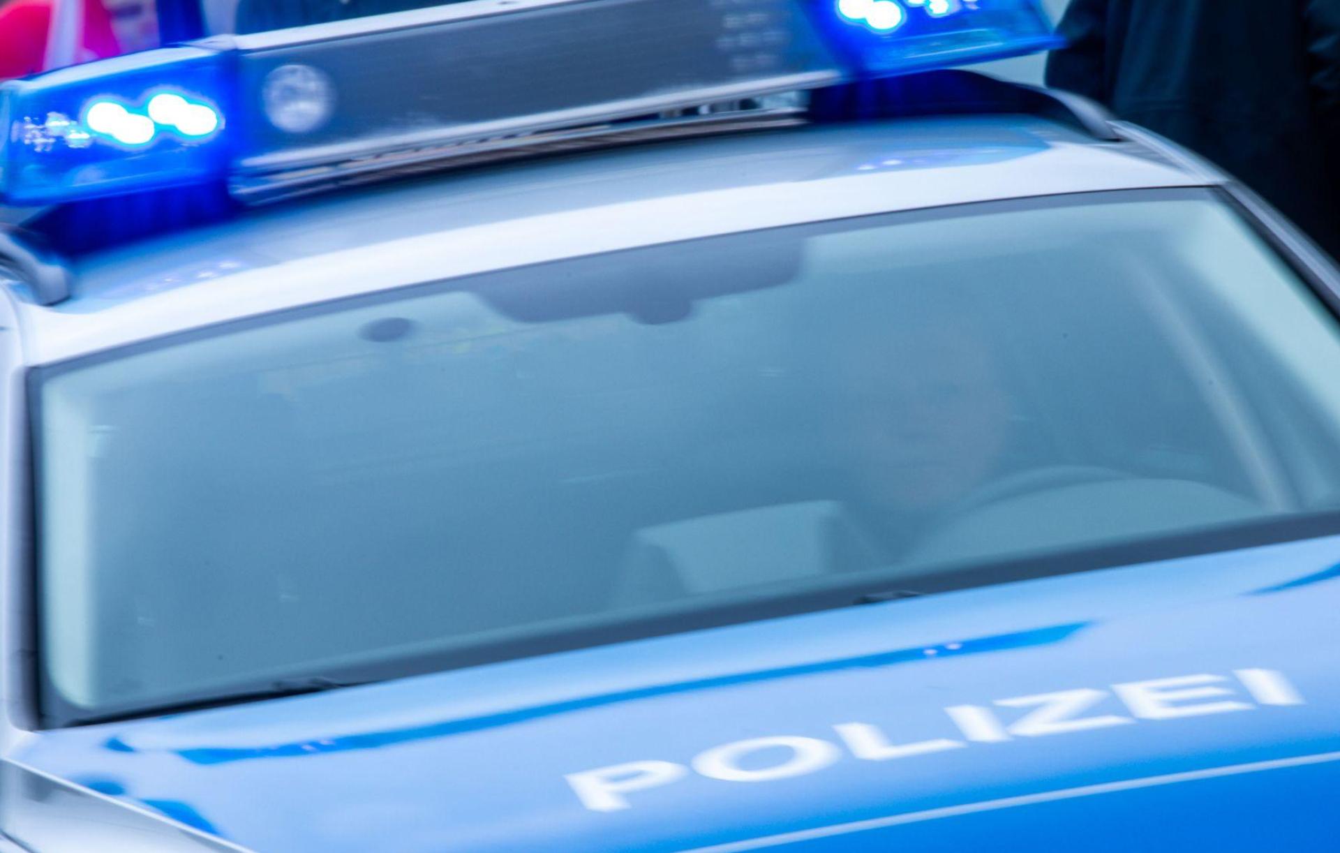 Ein Streifenwagen der Polizei ist mit Blaulicht im Einsatz. (Bild: Jens Büttner/dpa/Symbolbild)