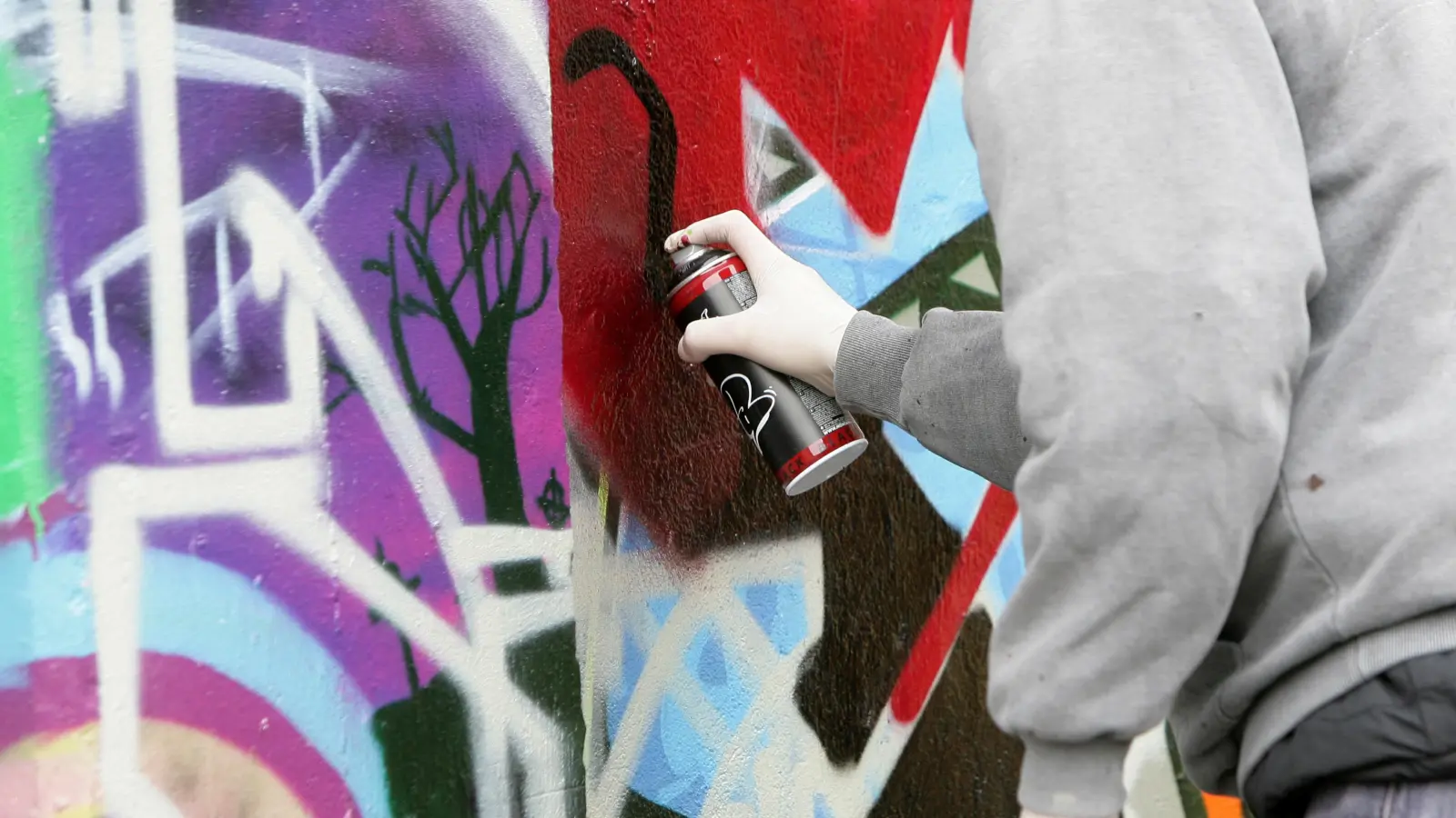 Graffiti-Schmierereien sind allerorten ein Unding. Auch in Amberg ermittelt die Polizei gegen Sprayer wegen Sachbeschädigungen.  (Symbolbild: Jens Kalaene/dpa)
